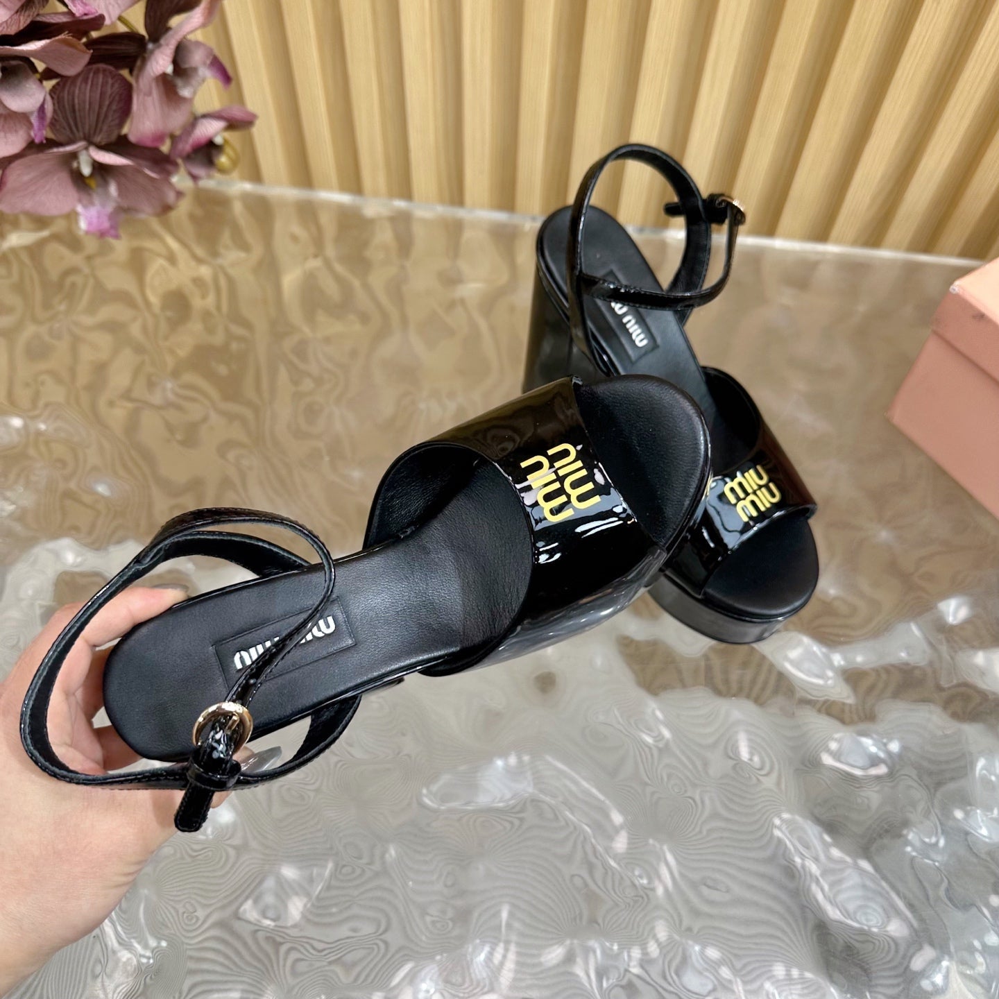 PLATFORM HEELS IN BLACK PATENT CALFSKIN GOLD LOGO IN STRAP - 35
