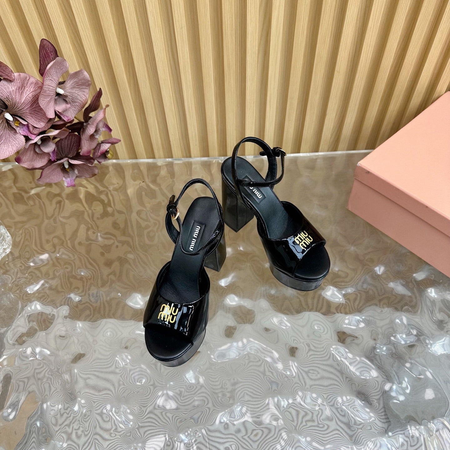 PLATFORM HEELS IN BLACK PATENT CALFSKIN GOLD LOGO IN STRAP - 35