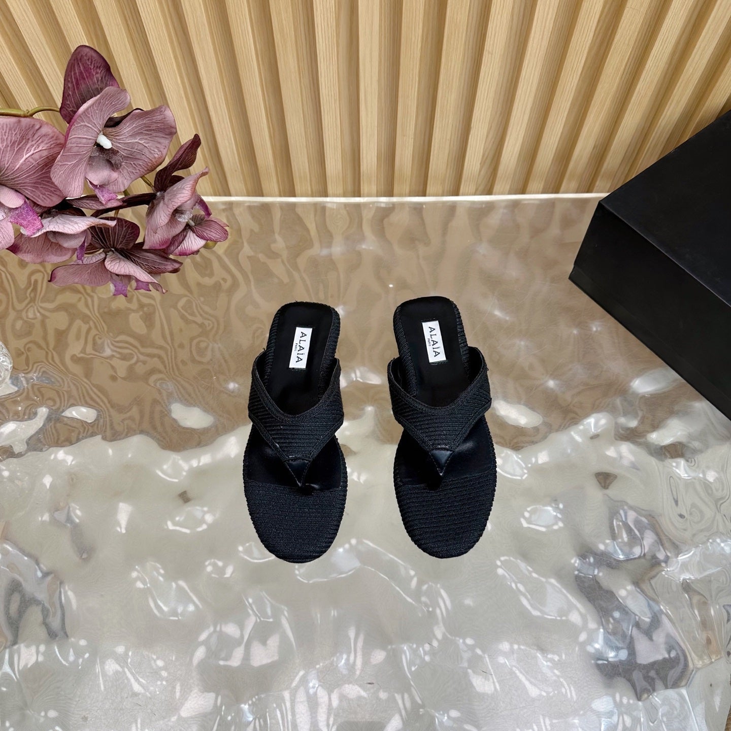 ALAIA PLATFORM THONG SANDALS 25S IN BLACK RAFFIA AND CALFSKIN - 35