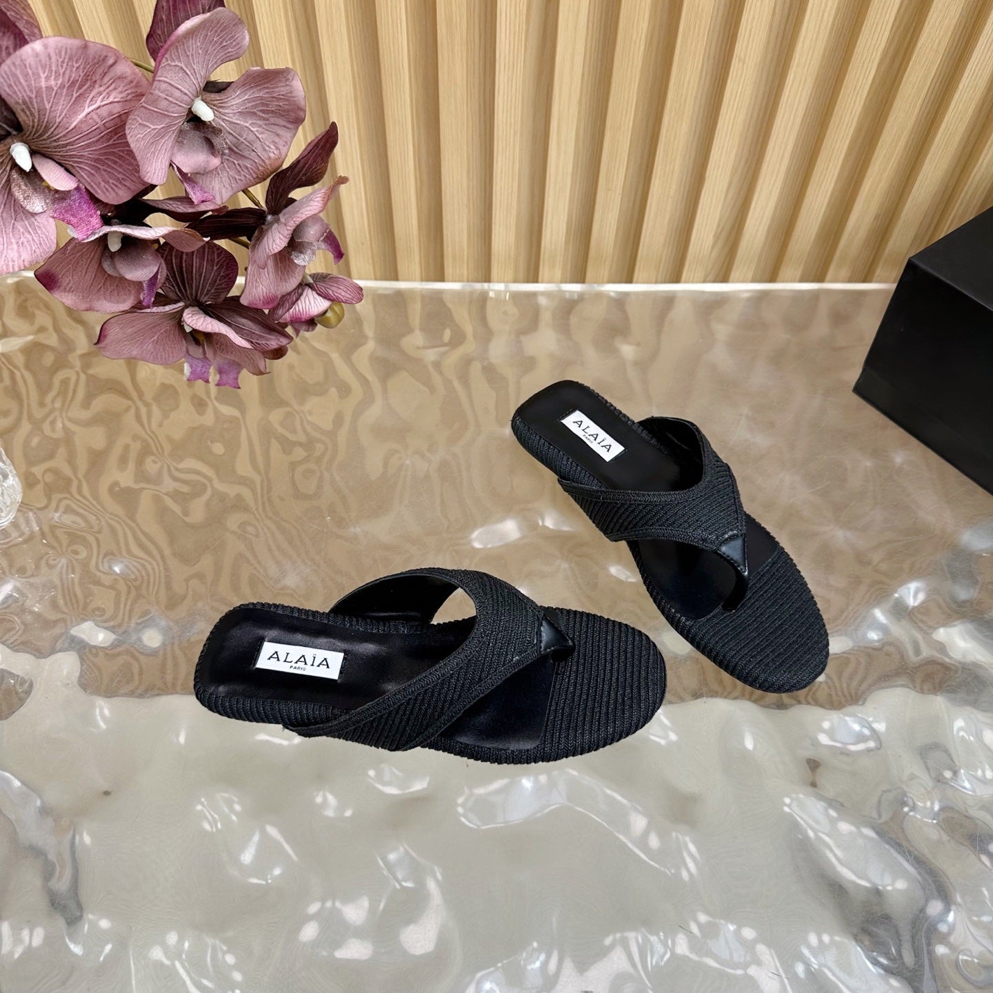 ALAIA PLATFORM THONG SANDALS 25S IN BLACK RAFFIA AND CALFSKIN - 35