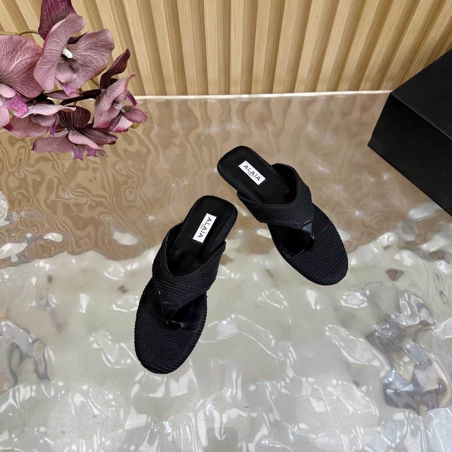 ALAIA PLATFORM THONG SANDALS 25S IN BLACK RAFFIA AND CALFSKIN - 35