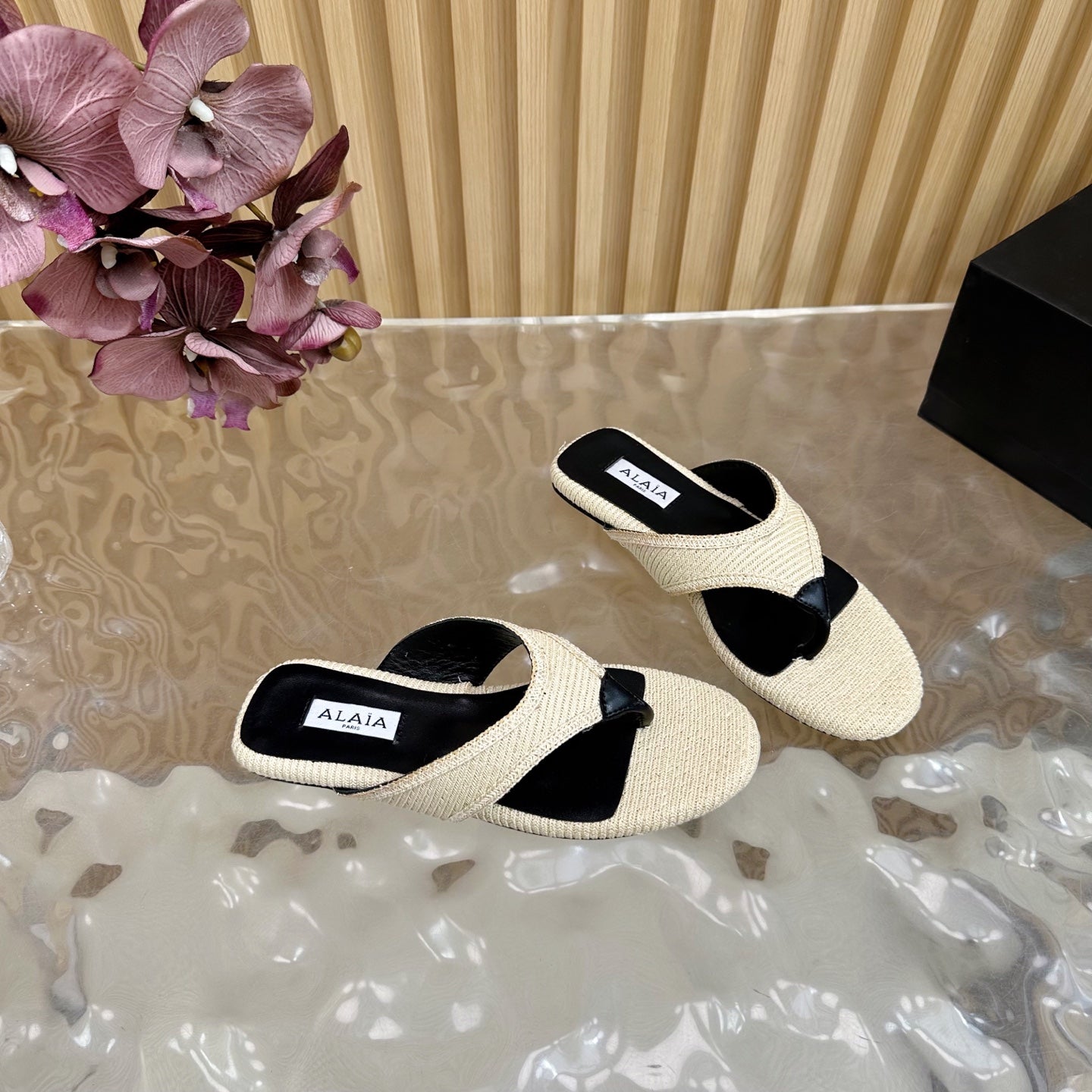 ALAIA PLATFORM THONG SANDALS 25S IN LIGHT BEIGE RAFFIA AND CALFSKIN - 35