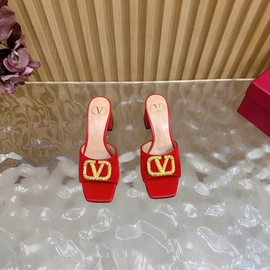 БОСОНІЖКИ-МЮЛІ VALENTINO 25S НА ВИСОКИХ ПІДБОРАХ, 60 ММ, З ЧЕРВОНОГО ОКСАМИТУ ТА ТЕЛЯЧОЇ ШКІРИ З ЗОЛОТИСТОЮ ФУРНІТУРОЮ - 35