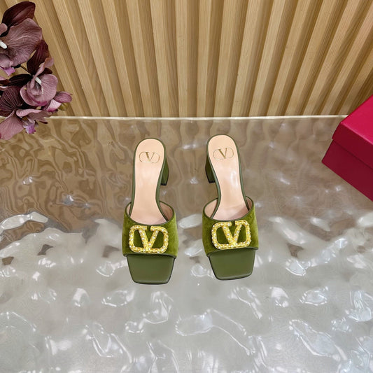 БОСОНІЖКИ-МУЛІ VALENTINO 25S НА ПІДБОРАХ 60 ММ ІЗ ВЕЛЮРУ КОЛЬОРУ ЗЕЛЕНОГО МОХУ ТА ТЕЛЯЧОЇ ШКІРИ ІЗ ЗОЛОТИСТОЮ ФУРНІТУРОЮ – 35