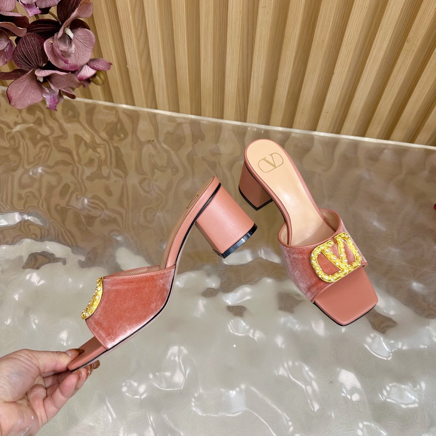 VALENTINO 25S HIGH-HEEL MULES 60 MM IN PEACH PINK VELVET AND CALFSKIN WITH GOLD HARDWARE - 35