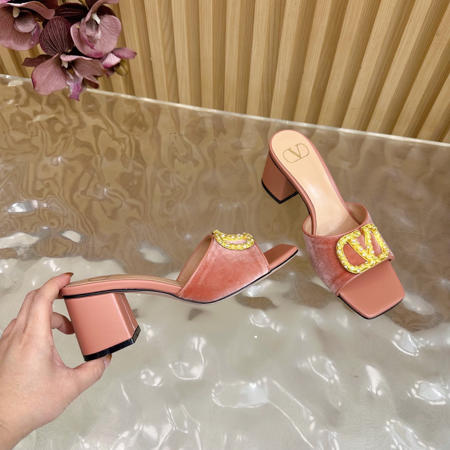VALENTINO 25S HIGH-HEEL MULES 60 MM IN PEACH PINK VELVET AND CALFSKIN WITH GOLD HARDWARE - 35