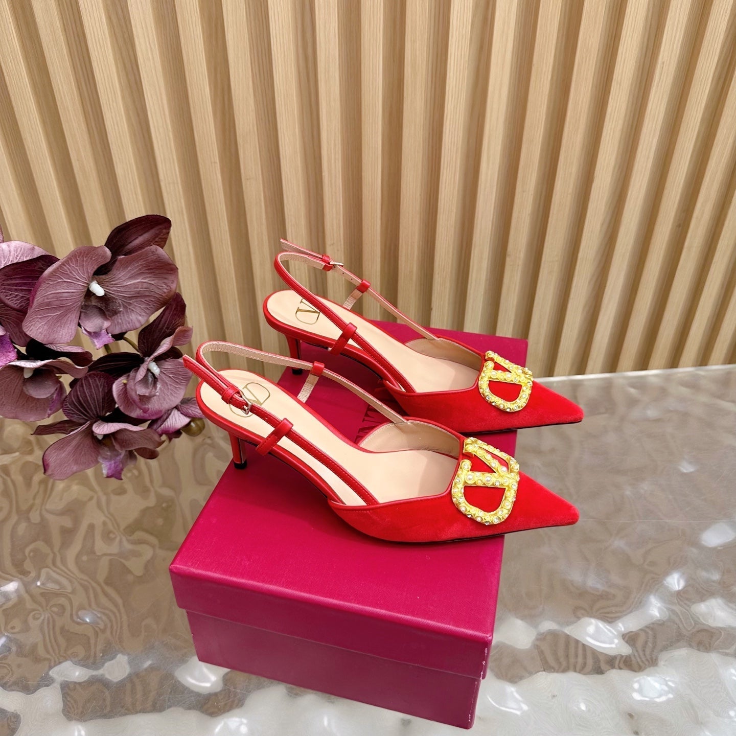 VALENTINO 25S HIGH-HEEL SLINGBACKS IN RED VELVET WITH GOLD HARDWARE - 35 / 4 cm