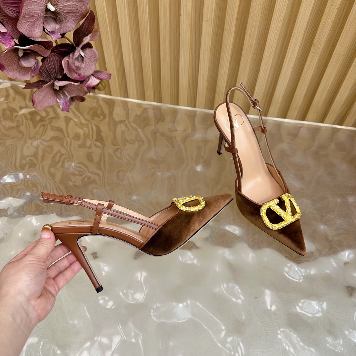 VALENTINO 25S HIGH-HEEL SLINGBACKS IN DARK BROWN VELVET WITH GOLD HARDWARE - 35 / 4 cm