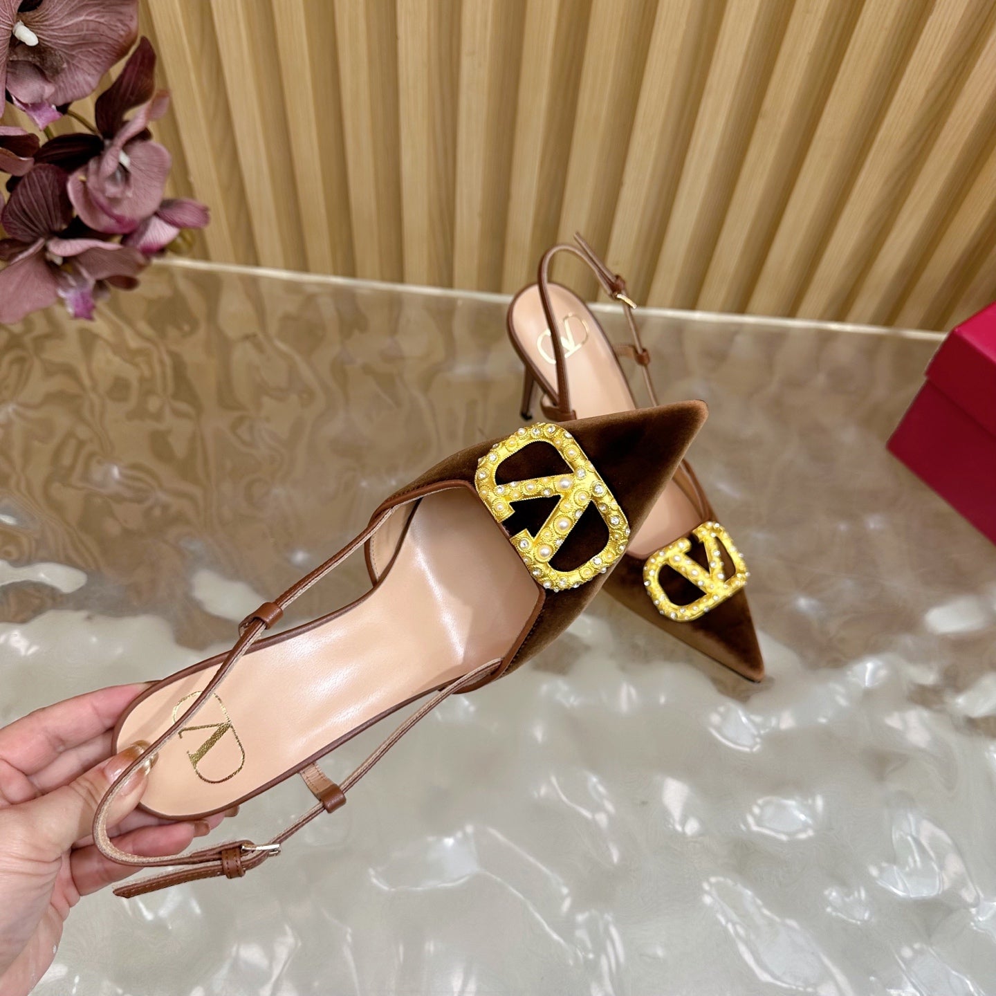VALENTINO 25S HIGH-HEEL SLINGBACKS IN DARK BROWN VELVET WITH GOLD HARDWARE - 35 / 4 cm