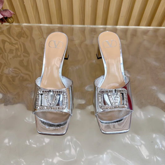 БОСОНІЖКИ-МЮЛІ VALENTINO 25S НА ВИСОКИХ ПІДБОРАХ (60 ММ), ЗІ СРІБНОЇ ЛАКОВАНОЇ ТЕЛЯЧОЇ ШКІРИ З РЕМІНЦЕМ, ПРИКРАШЕНИМ КРИСТАЛАМИ - 35