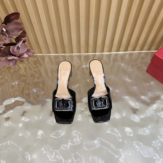 МЮЛІ VALENTINO 25S НА ВИСОКИХ ПІДБОРАХ 60 ММ З ЧОРНОЇ ЛАКОВАНОЇ ШКІРИ ТЕЛЯТИ З РЕМІНЦЕМ, ПРИКРАШЕНИМ КРИСТАЛАМИ - 35