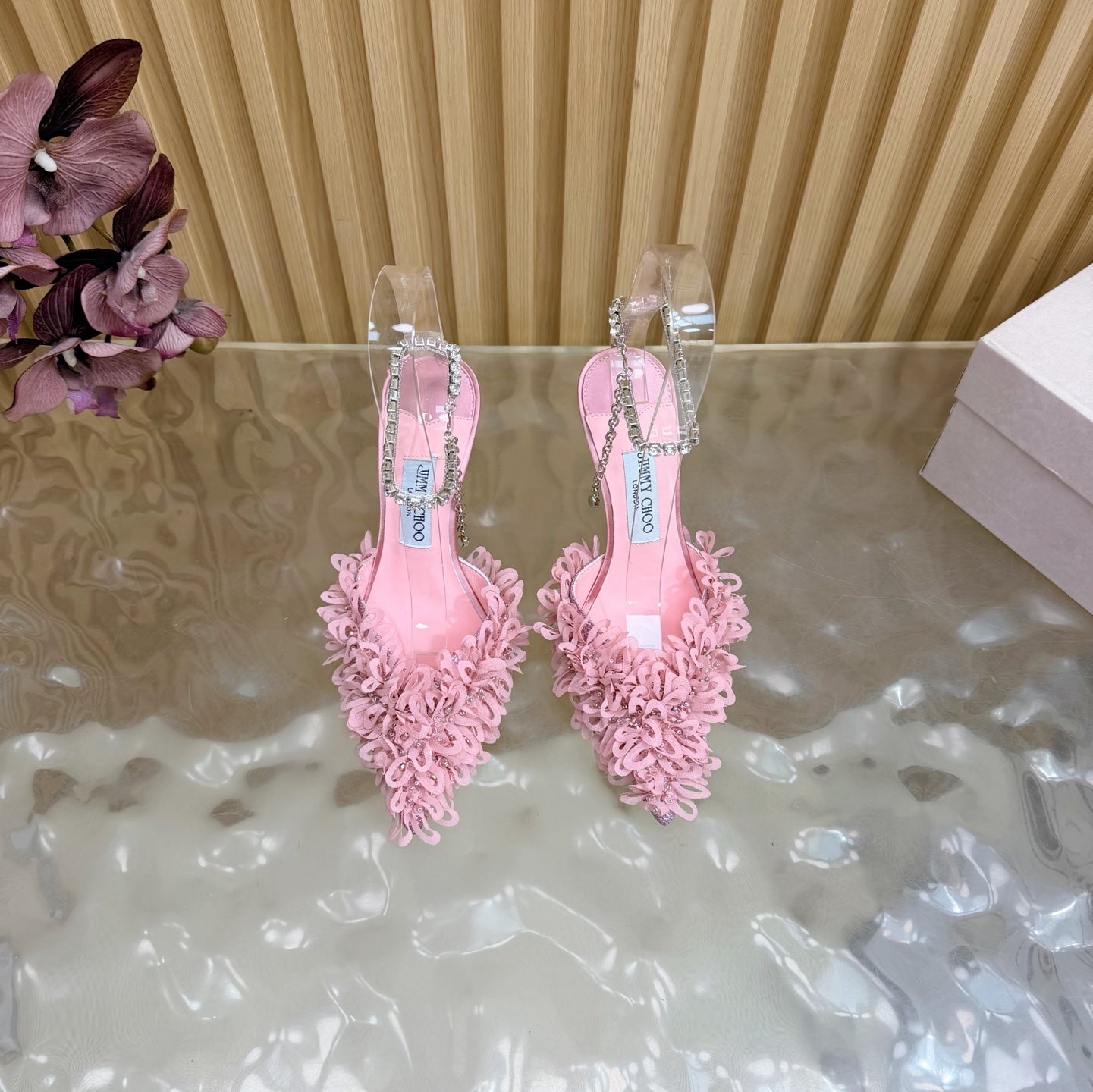 ВИСОКІ ПІДБОРИ JIMMY CHOO 26S 100 ММ ІЗ РОЖЕВОЇ ТКАНИНИ ТА ОВЕЧОЇ ШКІРИ ЗІ СТРІЧКАМИ, ІНКРУСТОВАНИМИ КРИСТАЛАМИ