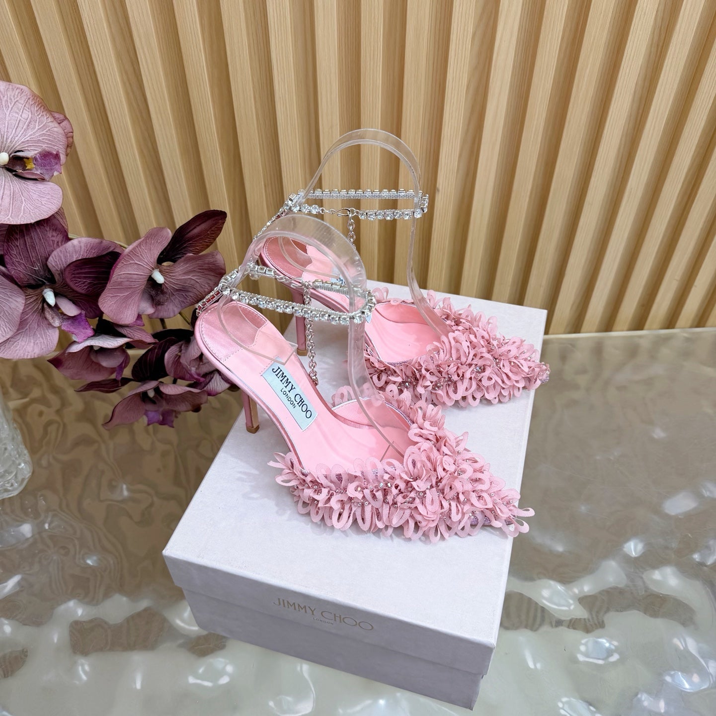 ВИСОКІ ПІДБОРИ JIMMY CHOO 26S 100 ММ ІЗ РОЖЕВОЇ ТКАНИНИ ТА ОВЕЧОЇ ШКІРИ ЗІ СТРІЧКАМИ, ІНКРУСТОВАНИМИ КРИСТАЛАМИ