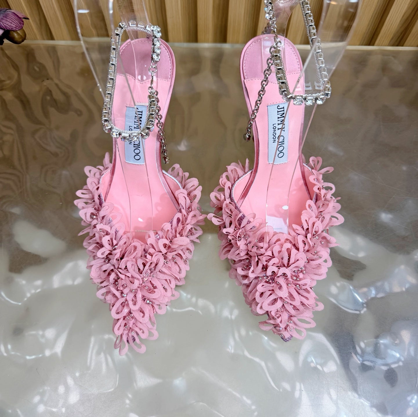 ВИСОКІ ПІДБОРИ JIMMY CHOO 26S 100 ММ ІЗ РОЖЕВОЇ ТКАНИНИ ТА ОВЕЧОЇ ШКІРИ ЗІ СТРІЧКАМИ, ІНКРУСТОВАНИМИ КРИСТАЛАМИ