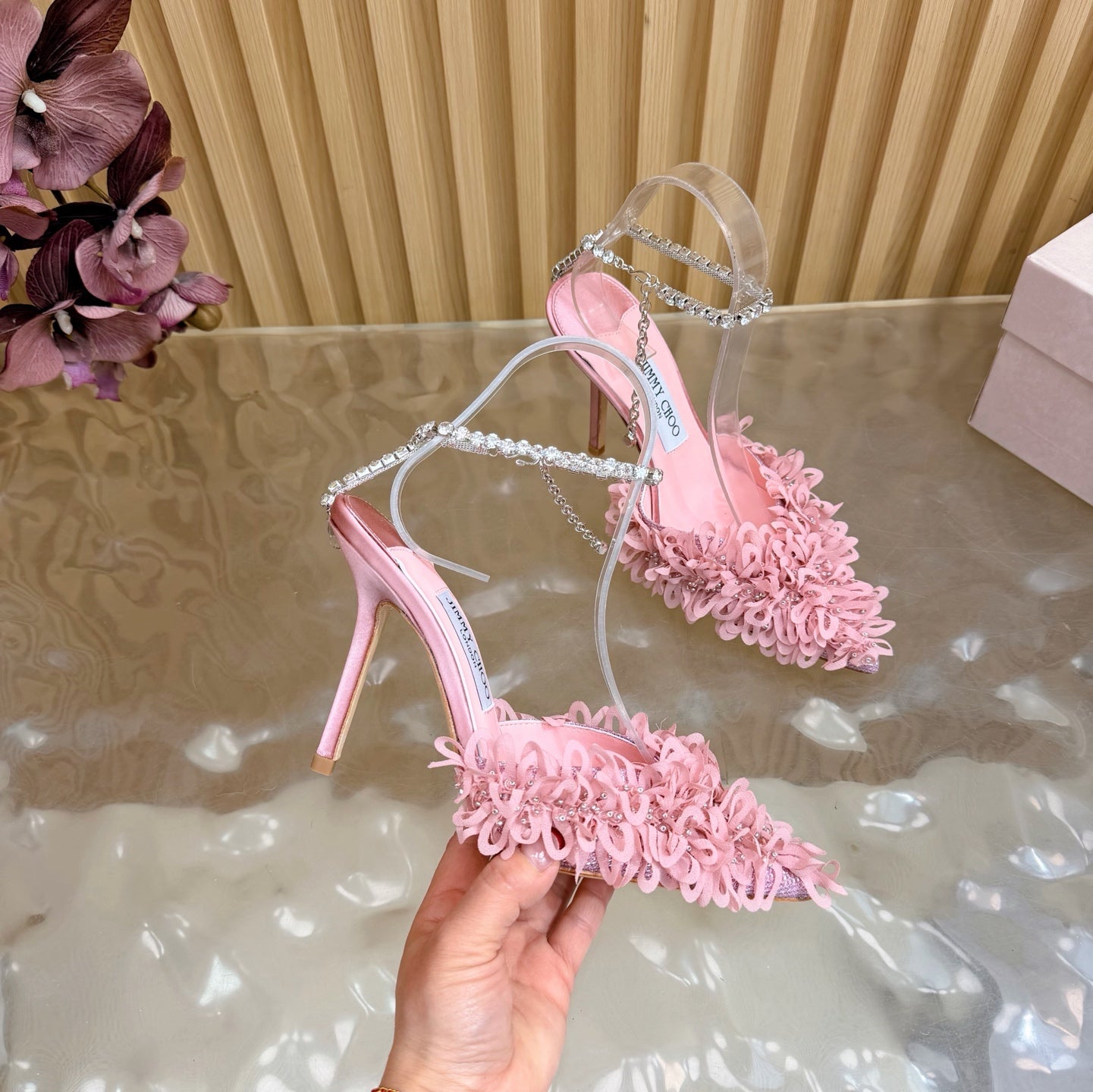 ВИСОКІ ПІДБОРИ JIMMY CHOO 26S 100 ММ ІЗ РОЖЕВОЇ ТКАНИНИ ТА ОВЕЧОЇ ШКІРИ ЗІ СТРІЧКАМИ, ІНКРУСТОВАНИМИ КРИСТАЛАМИ