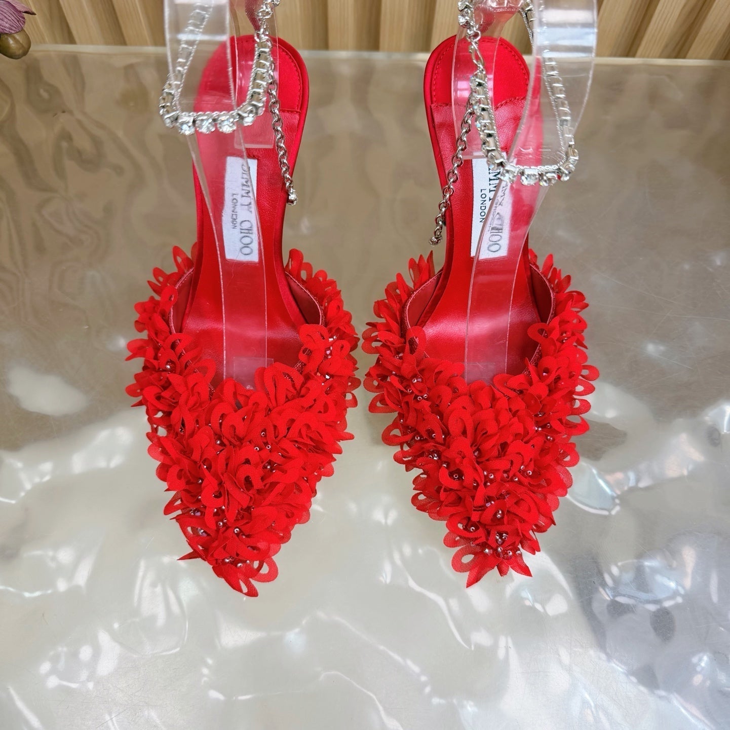 БОСОНІЖКИ JIMMY CHOO 26S НА ВИСОКОМУ КАБЛУЦІ 100 ММ ІЗ ЧЕРВОНОЇ ТКАНИНИ ТА ОВЕЧОЇ ШКІРИ ЗІ СТРАЗАМИ