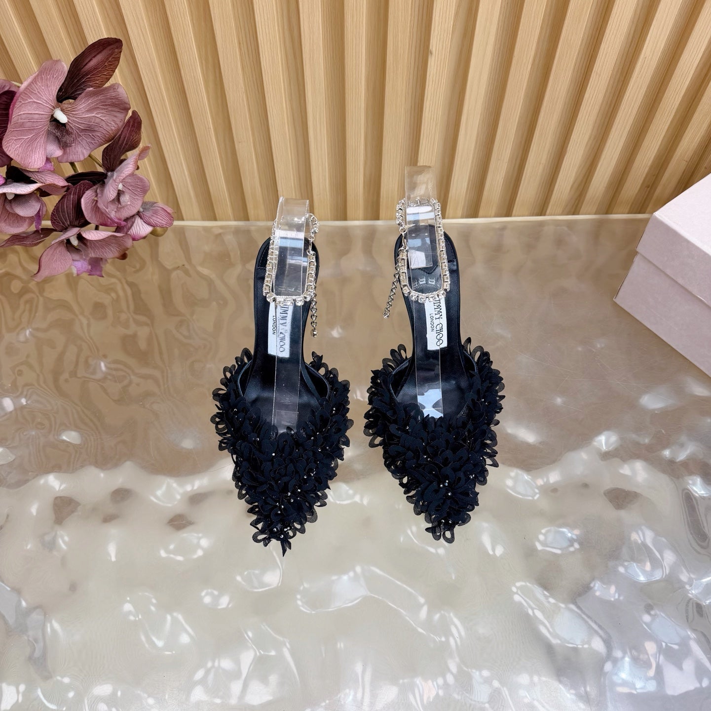 БОСОНІЖКИ JIMMY CHOO 26S НА ВИСОКИХ ПІДБОРАХ 100 ММ ІЗ ЧОРНОЇ ТКАНИНИ ТА ШКІРИ ЯГНЯТИ ЗІ СТРАЗАМИ