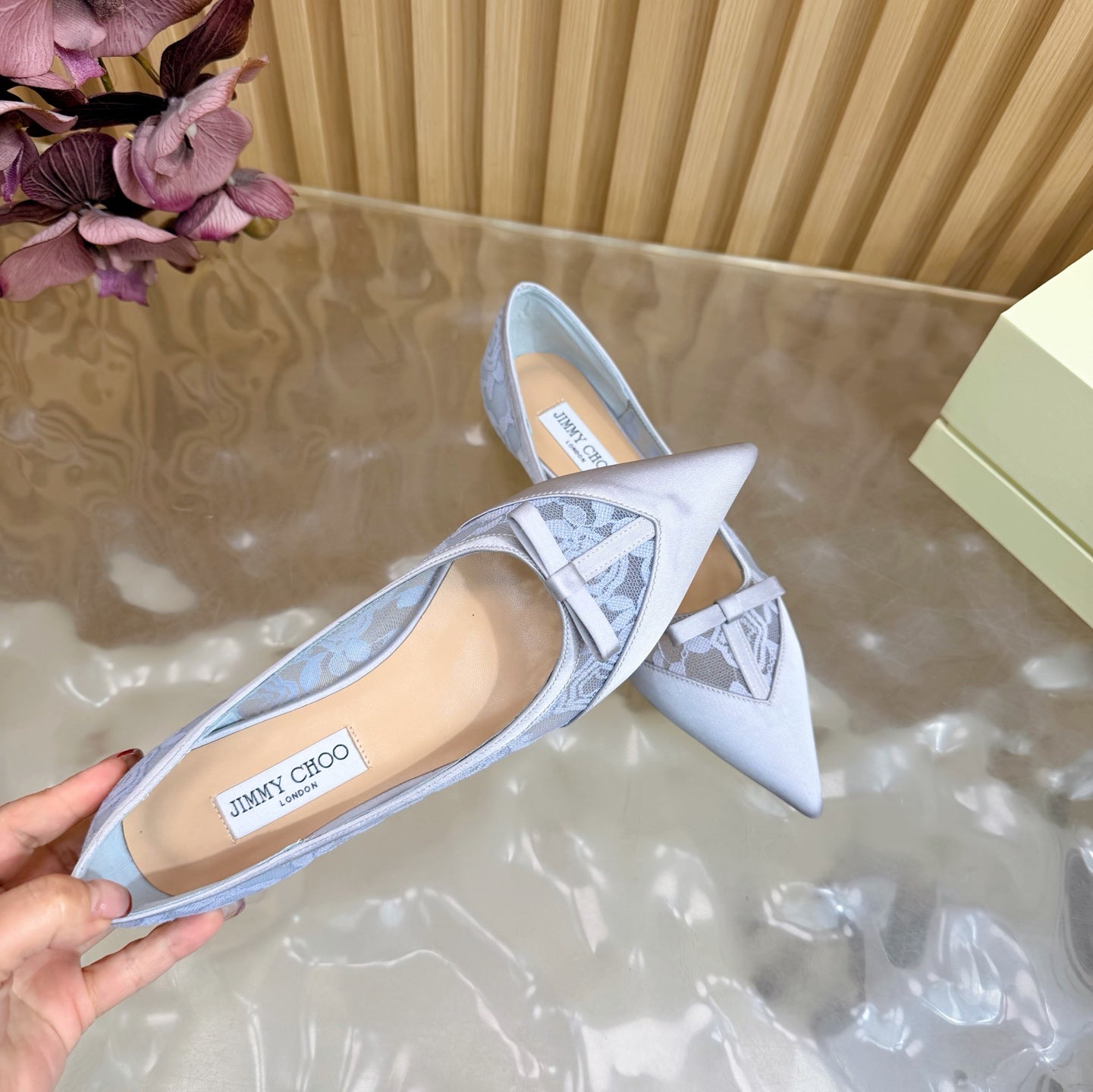 ЖІНОЧІ БАЛЕТКИ JIMMY CHOO 26S З ПАСТЕЛЬНО-БЛАКИТНОГО МЕРЕЖИВА ТА АТЛАСУ