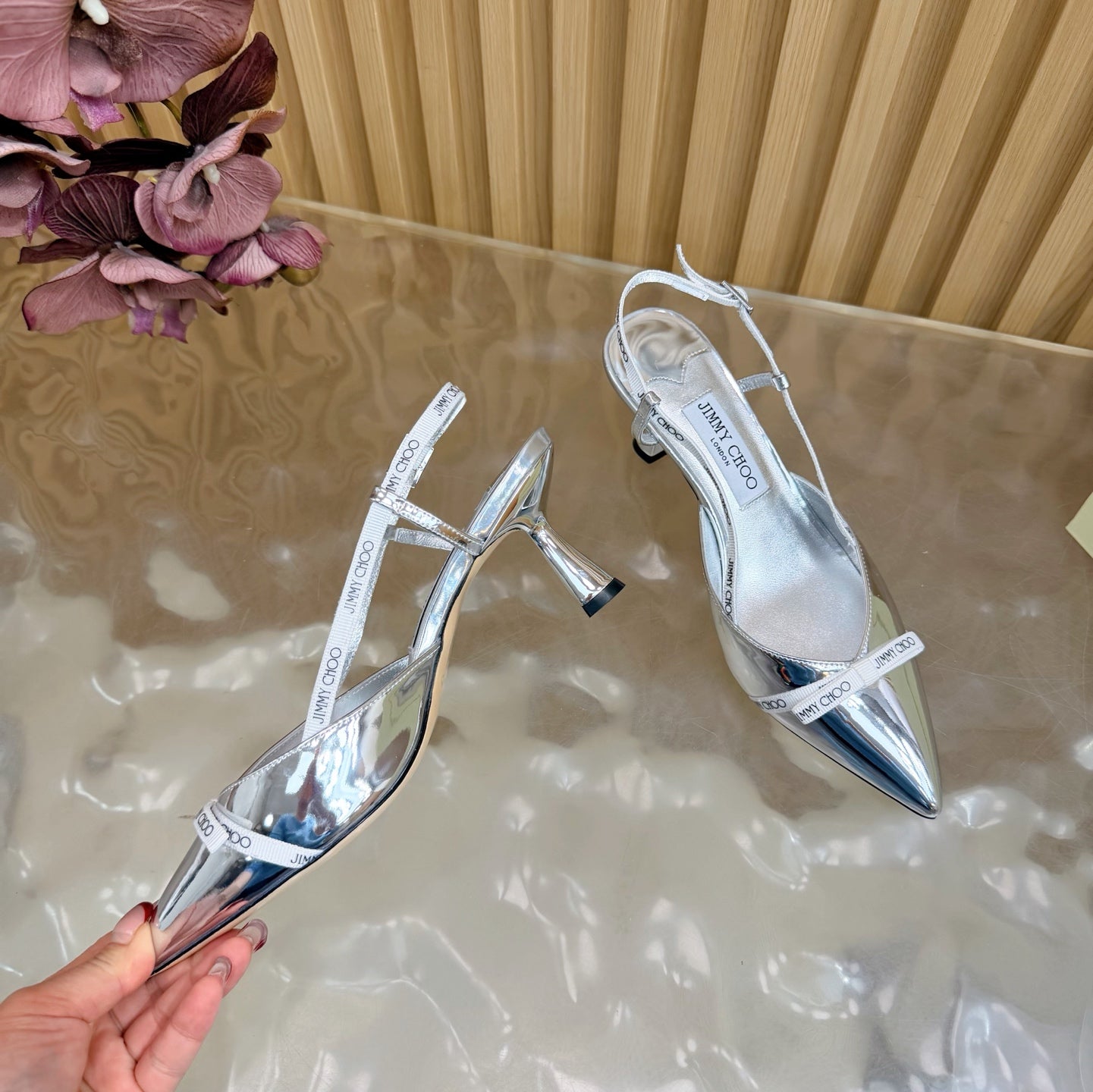 БОСОНІЖКИ JIMMY CHOO 26S НА СЛІНГБЕКІ, КАБЛУК 65 ММ, ІЗ СРІБНОЇ ЛАКОВАНОЇ ТЕЛЯЧОЇ ШКІРИ