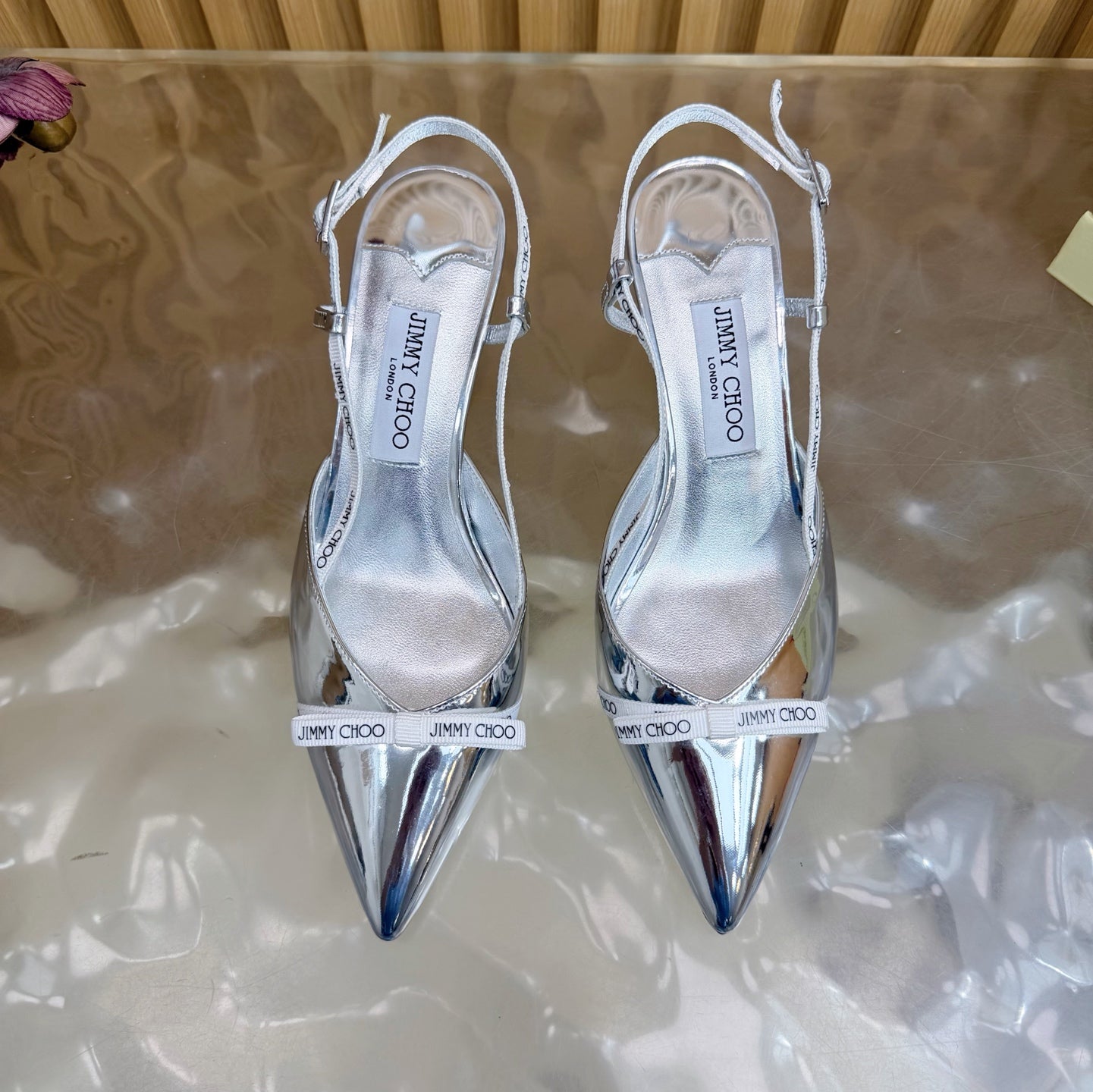БОСОНІЖКИ JIMMY CHOO 26S НА СЛІНГБЕКІ, КАБЛУК 65 ММ, ІЗ СРІБНОЇ ЛАКОВАНОЇ ТЕЛЯЧОЇ ШКІРИ