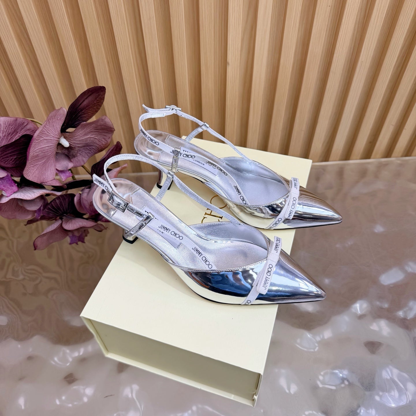 БОСОНІЖКИ JIMMY CHOO 26S НА СЛІНГБЕКІ, КАБЛУК 65 ММ, ІЗ СРІБНОЇ ЛАКОВАНОЇ ТЕЛЯЧОЇ ШКІРИ