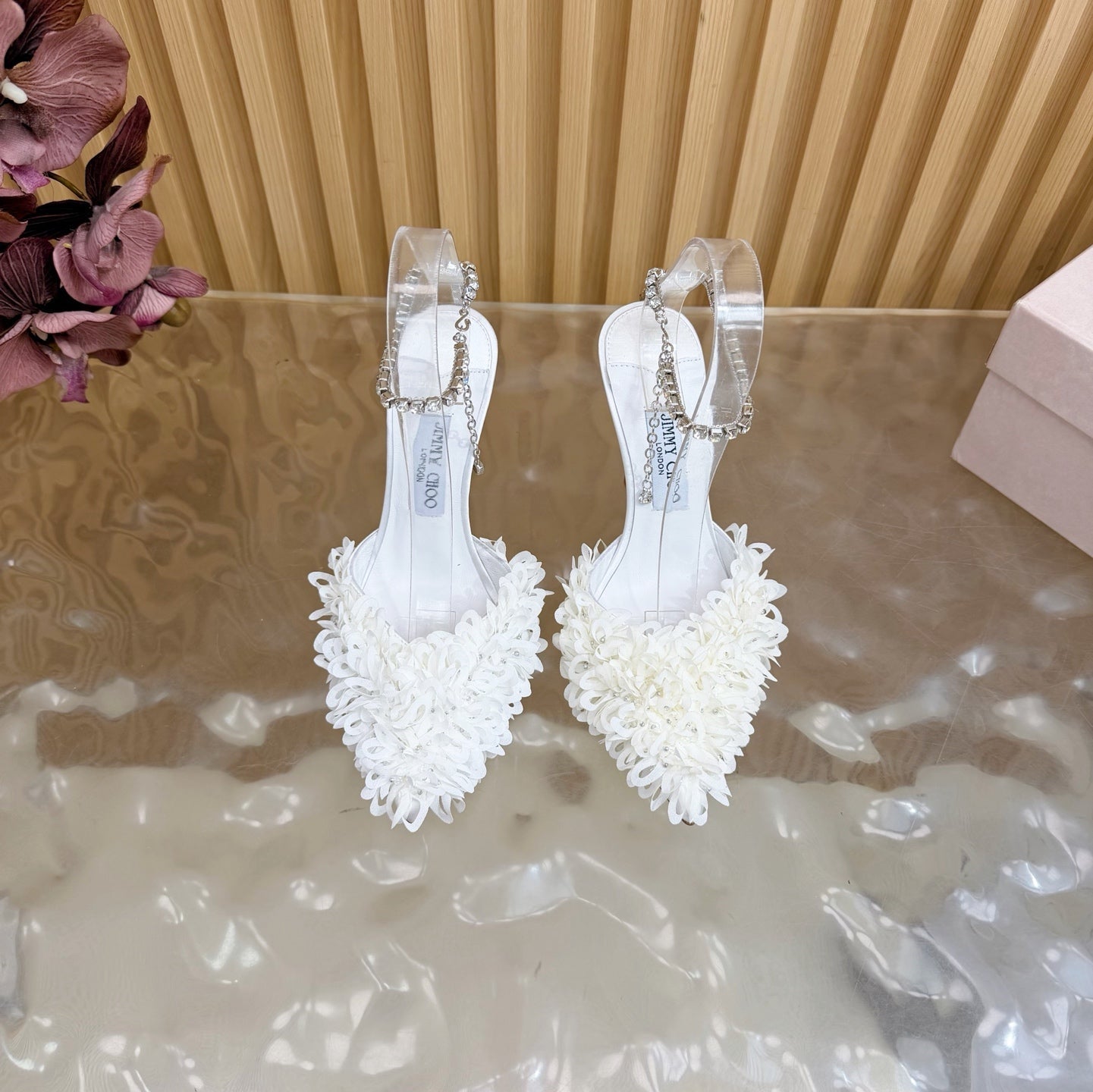 Жіночі туфлі-човники JIMMY CHOO 26S на підборах 100 мм з білої тканини зі шкіри ягняти та кришталевими ремінцями