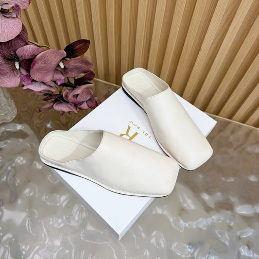 ШЛЬОПАНЦІ THE ROW 26S SQUARE TOE MULE З ТЕЛЯЧОЇ ШКІРИ КОЛЬОРУ СЛОНОВОЇ КІСТКИ З КВАДРАТНИМ НОСКОМ