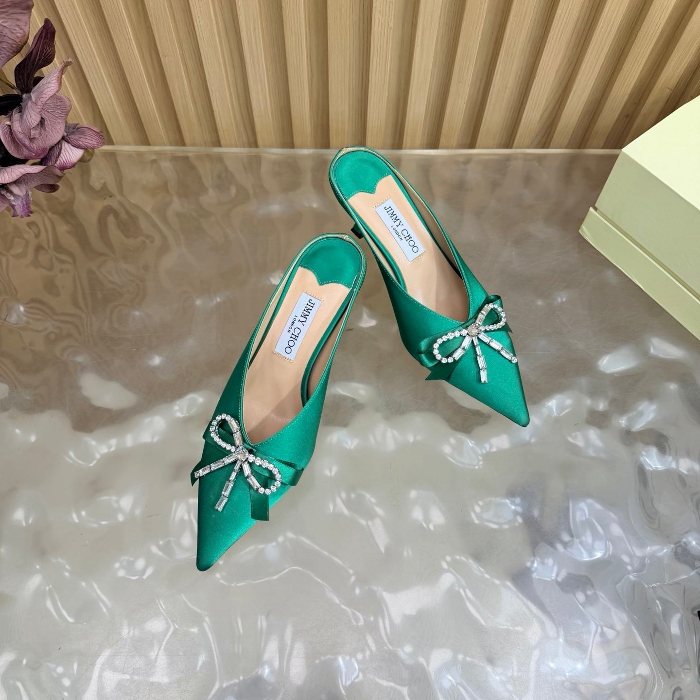 БОСОНІЖКИ-МЮЛІ JIMMY CHOO 26S НА ВИСОКОМУ КАБЛУЦІ 65 ММ З ЗЕЛЕНОГО АТЛАСУ З БАНТОМ ІЗ СТРАЗ