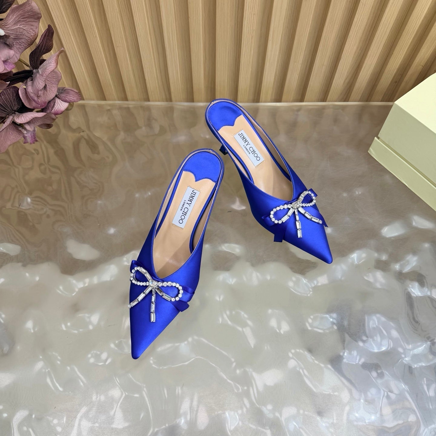 БОСОНІЖКИ JIMMY CHOO 26S НА ВИСОКИХ ПІДБОРАХ 65 ММ З САТИНУ ТЕМНО-СИНЬОГО КОЛЬОРУ З БАНТОМ ЗІ СТРАЗ