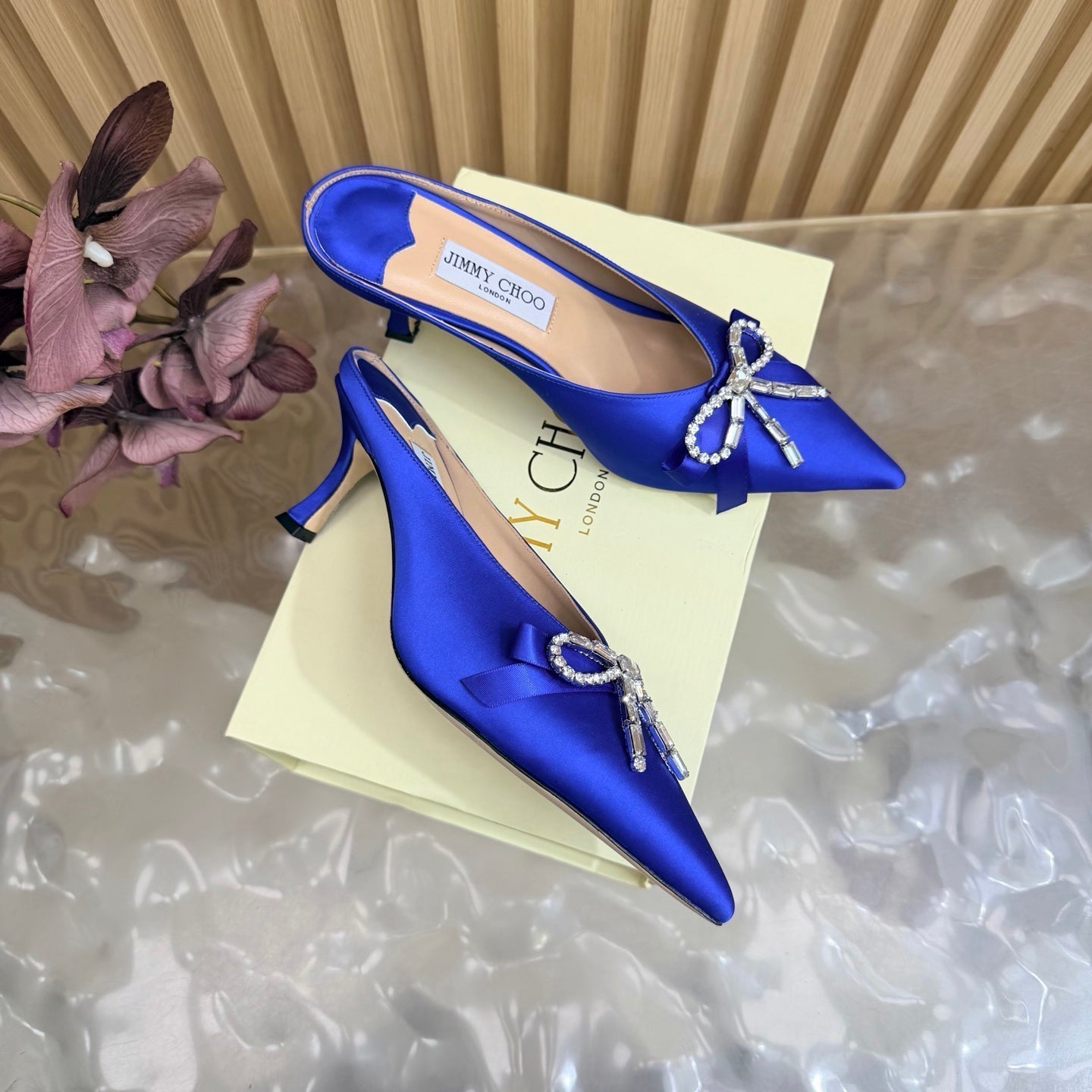 БОСОНІЖКИ JIMMY CHOO 26S НА ВИСОКИХ ПІДБОРАХ 65 ММ З САТИНУ ТЕМНО-СИНЬОГО КОЛЬОРУ З БАНТОМ ЗІ СТРАЗ