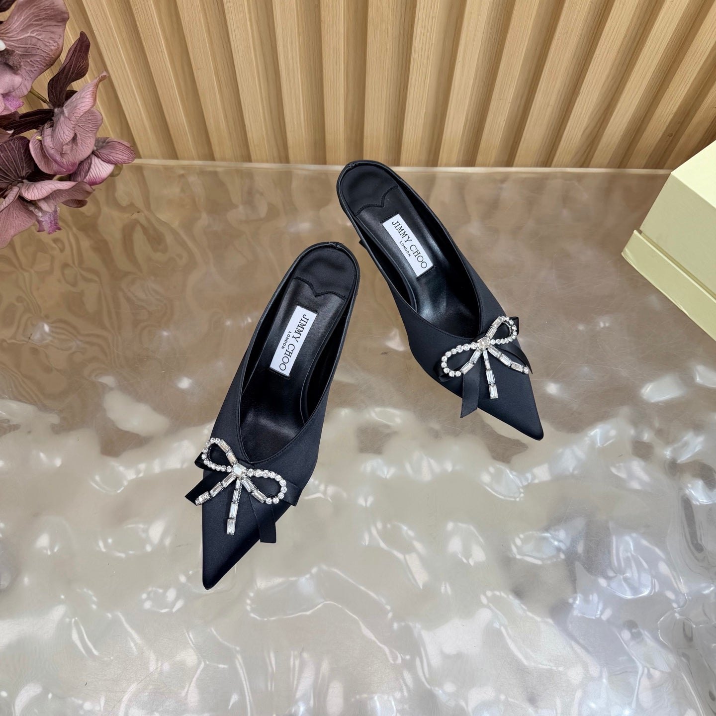 МЮЛІ JIMMY CHOO 26S НА ВИСОКИХ ПІДБОРАХ, 65 ММ, З ЧОРНОГО АТЛАСУ З БАНТОМ ЗІ СТРАЗ