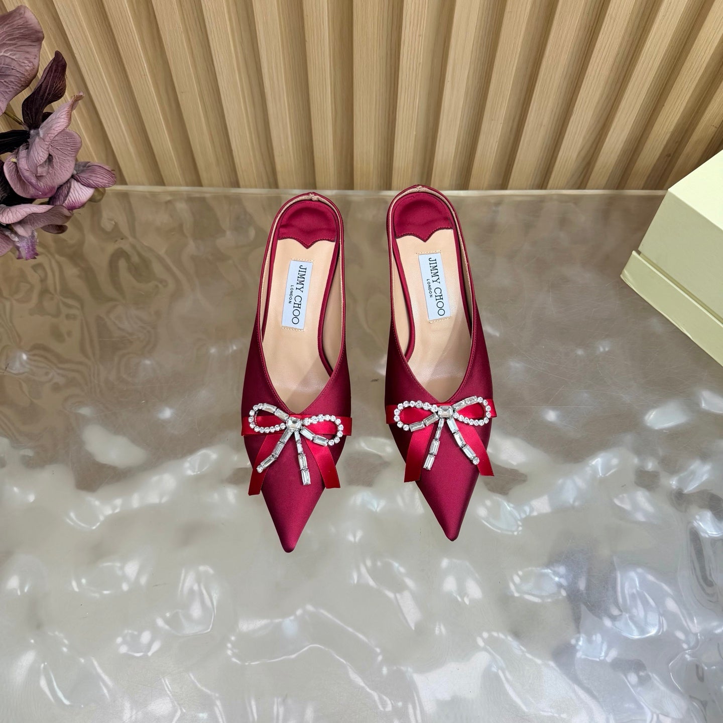 ЖІНОЧІ БОСОНІЖКИ-МУЛІ JIMMY CHOO 26S НА ВИСОКИХ ПІДБОРАХ 65 ММ З ЧЕРВОНОГО АТЛАСУ З БАНТОМ ІЗ СТРАЗ
