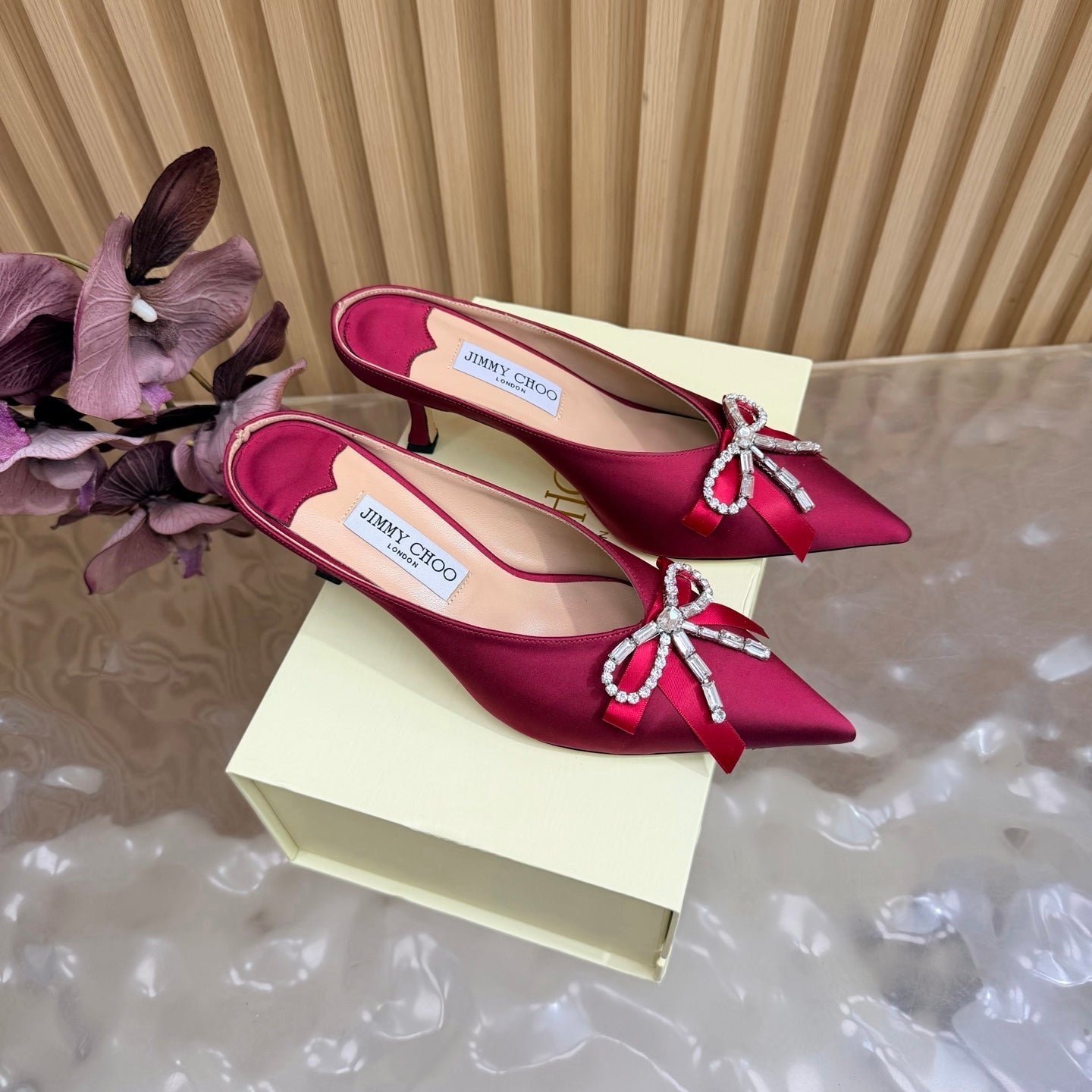 ЖІНОЧІ БОСОНІЖКИ-МУЛІ JIMMY CHOO 26S НА ВИСОКИХ ПІДБОРАХ 65 ММ З ЧЕРВОНОГО АТЛАСУ З БАНТОМ ІЗ СТРАЗ