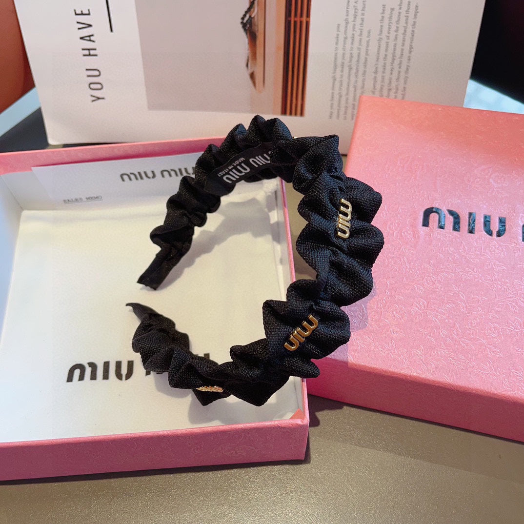 HAIRBAND IN BLACK WRINKLED NYLON GOLD LOGO 415930
