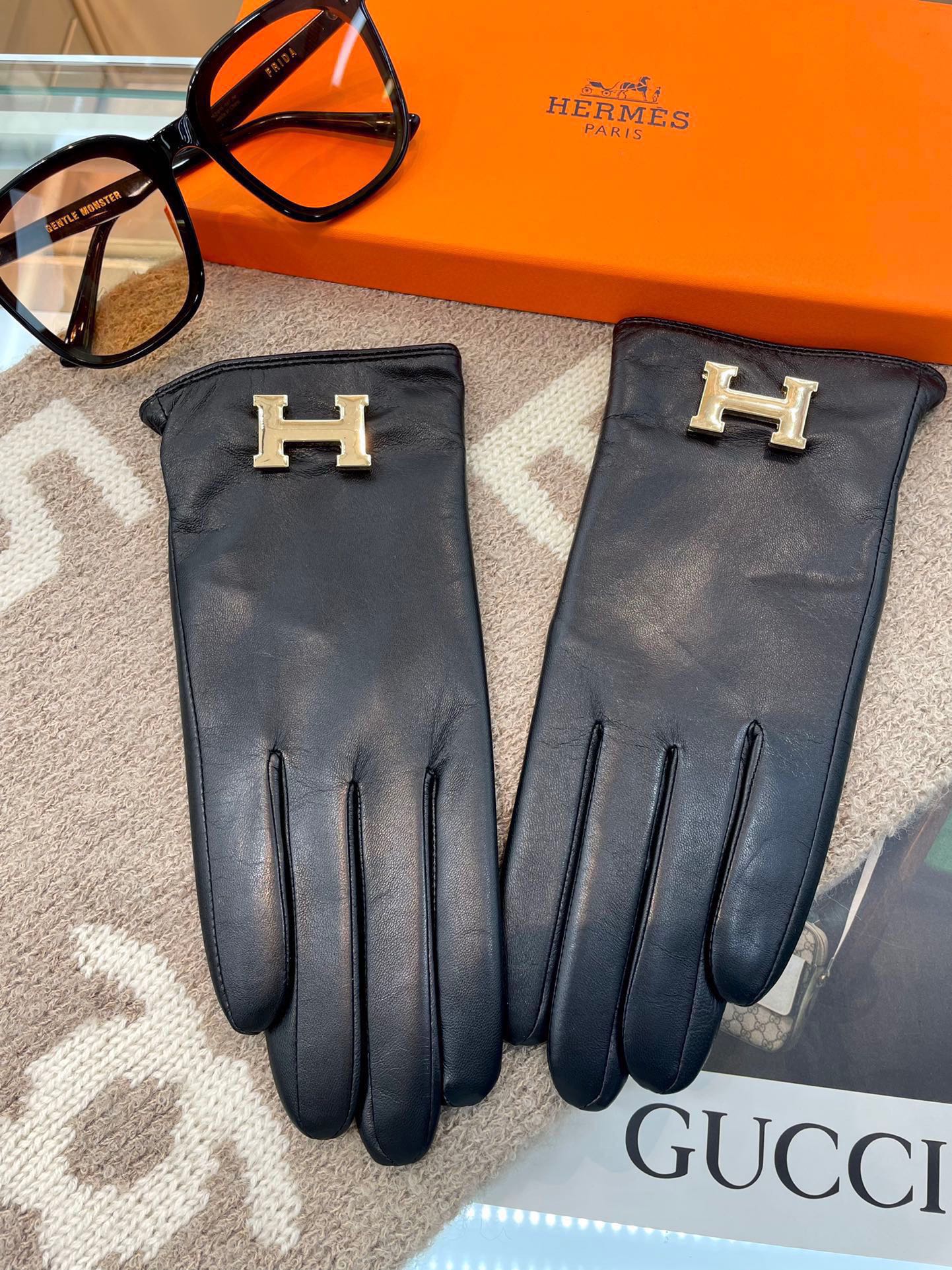 TOUCHSCREEN GLOVES IN BLACK LAMBSKIN WITH CASHMERE LINING - M