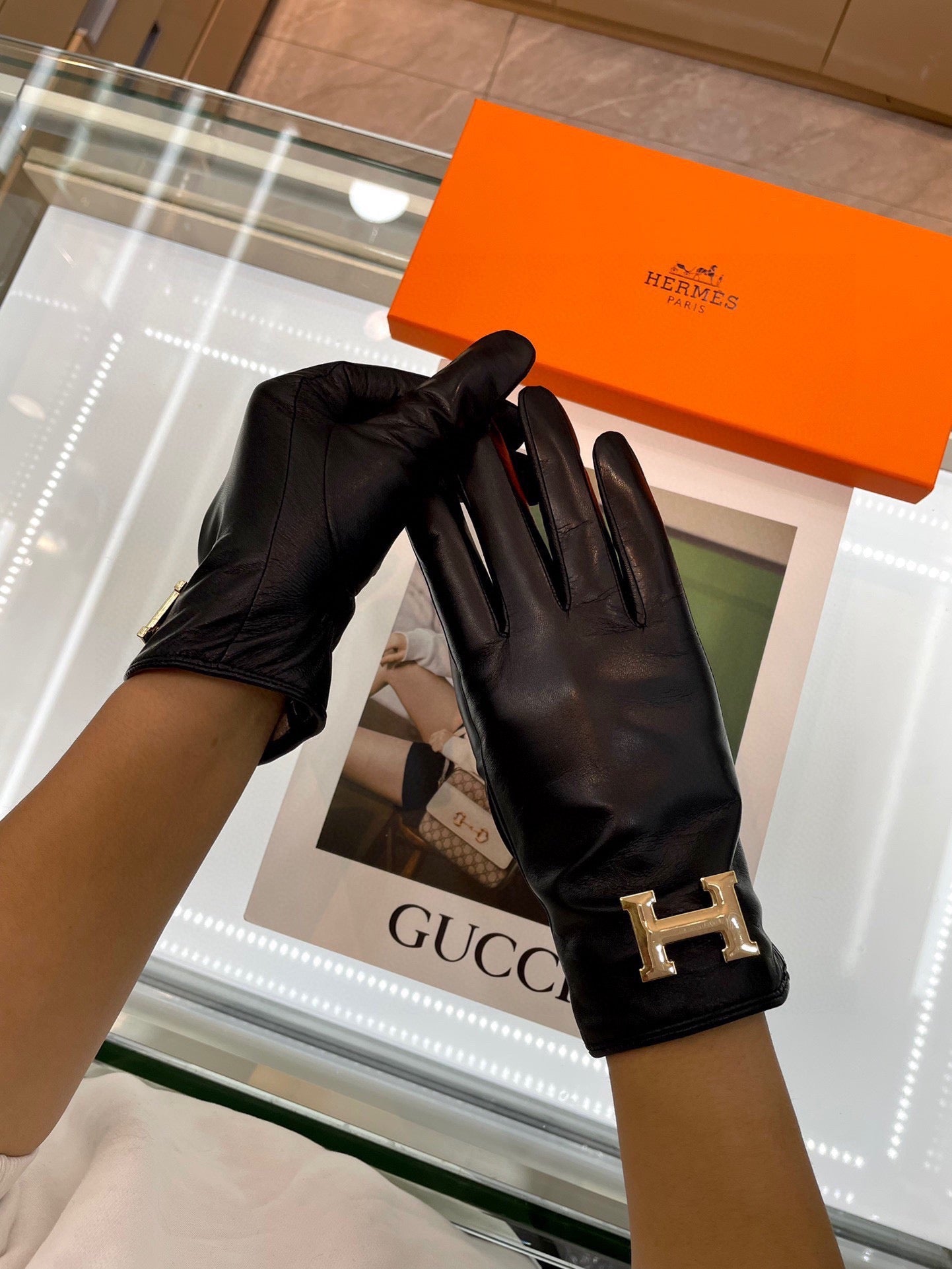 TOUCHSCREEN GLOVES IN BLACK LAMBSKIN WITH CASHMERE LINING - M