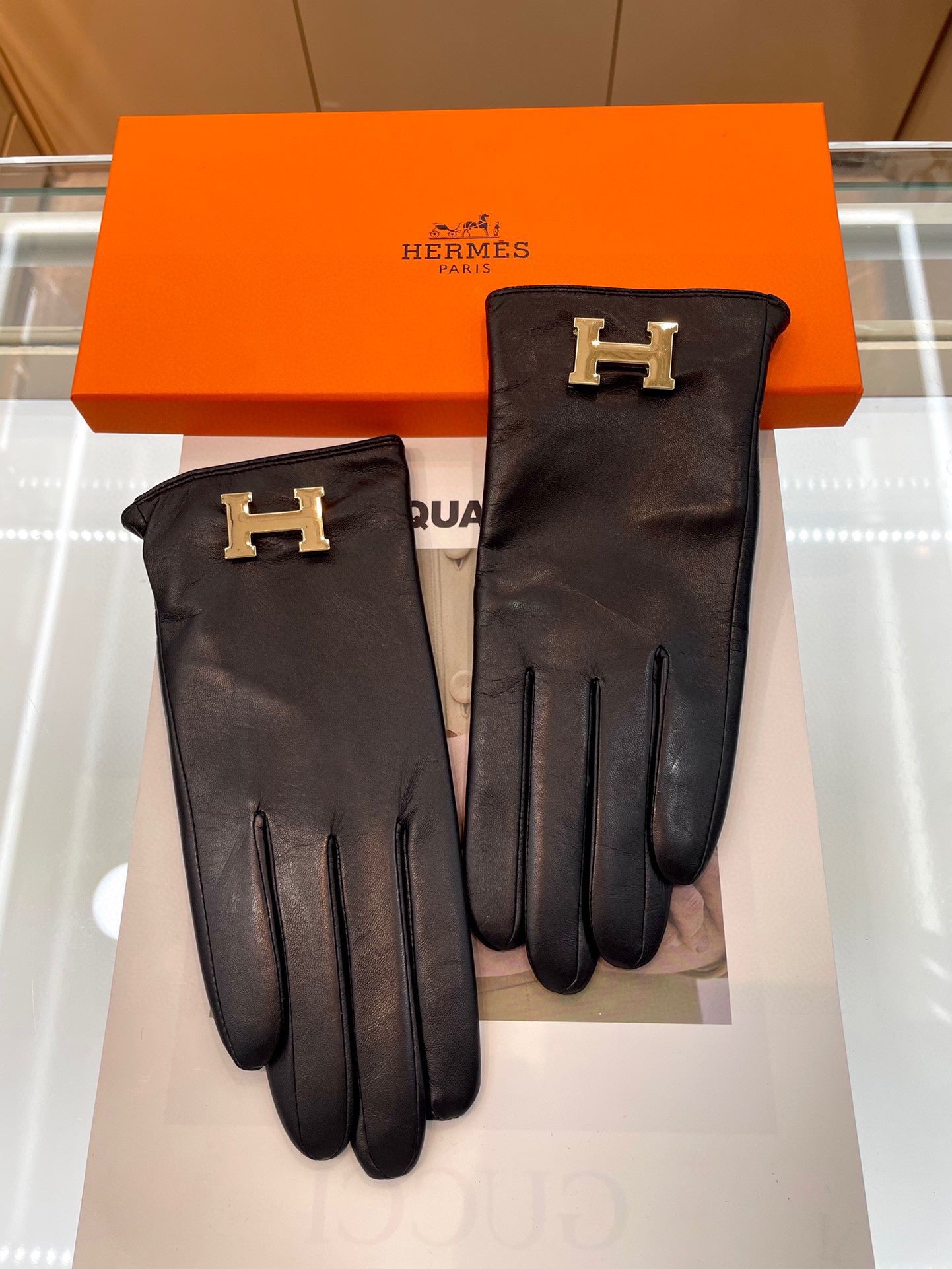 TOUCHSCREEN GLOVES IN BLACK LAMBSKIN WITH CASHMERE LINING - M