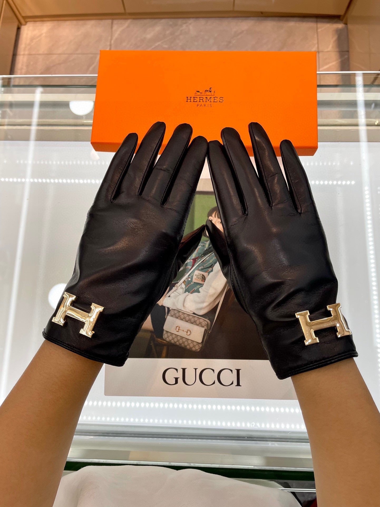 TOUCHSCREEN GLOVES IN BLACK LAMBSKIN WITH CASHMERE LINING - M