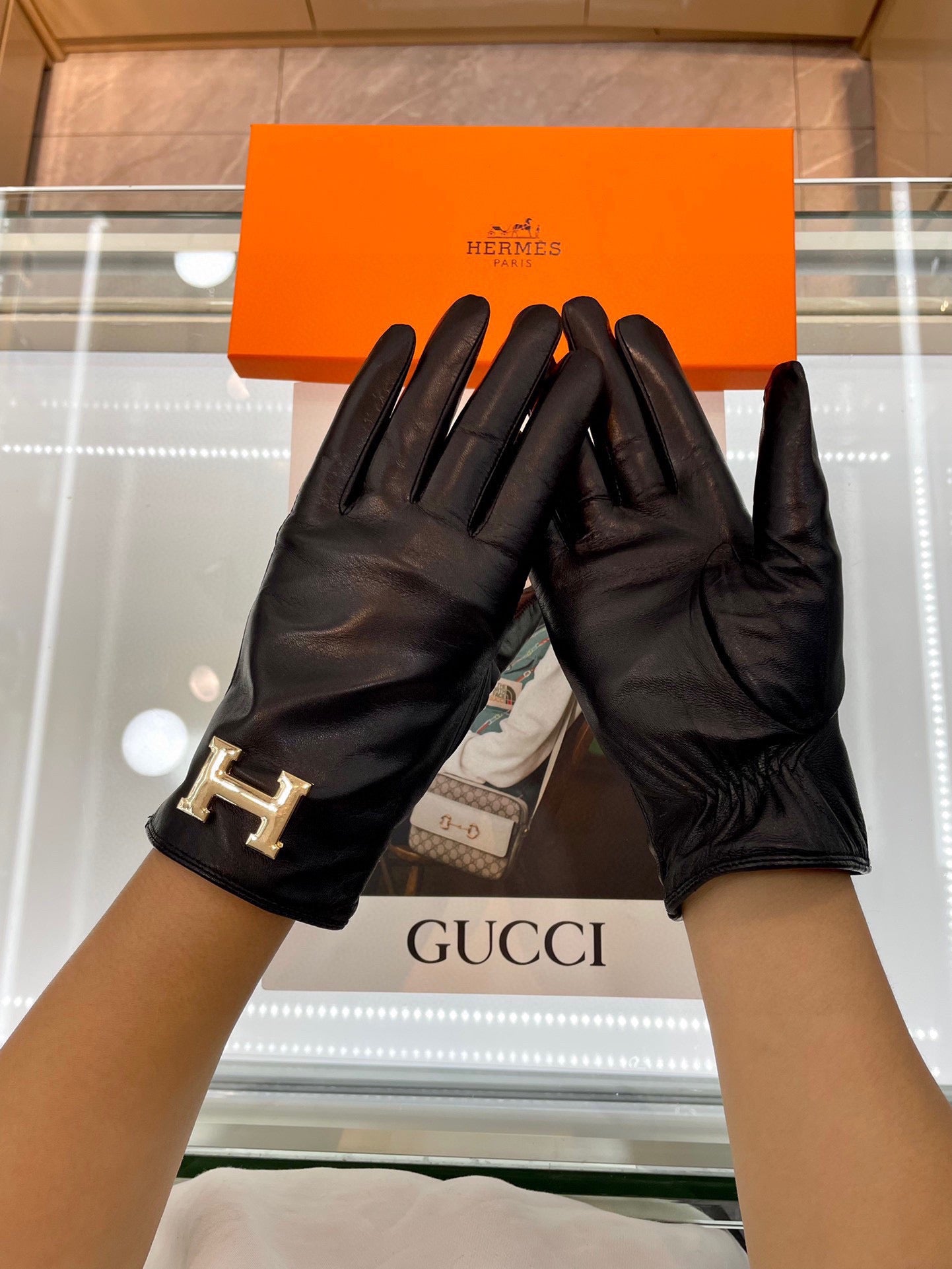 TOUCHSCREEN GLOVES IN BLACK LAMBSKIN WITH CASHMERE LINING - M