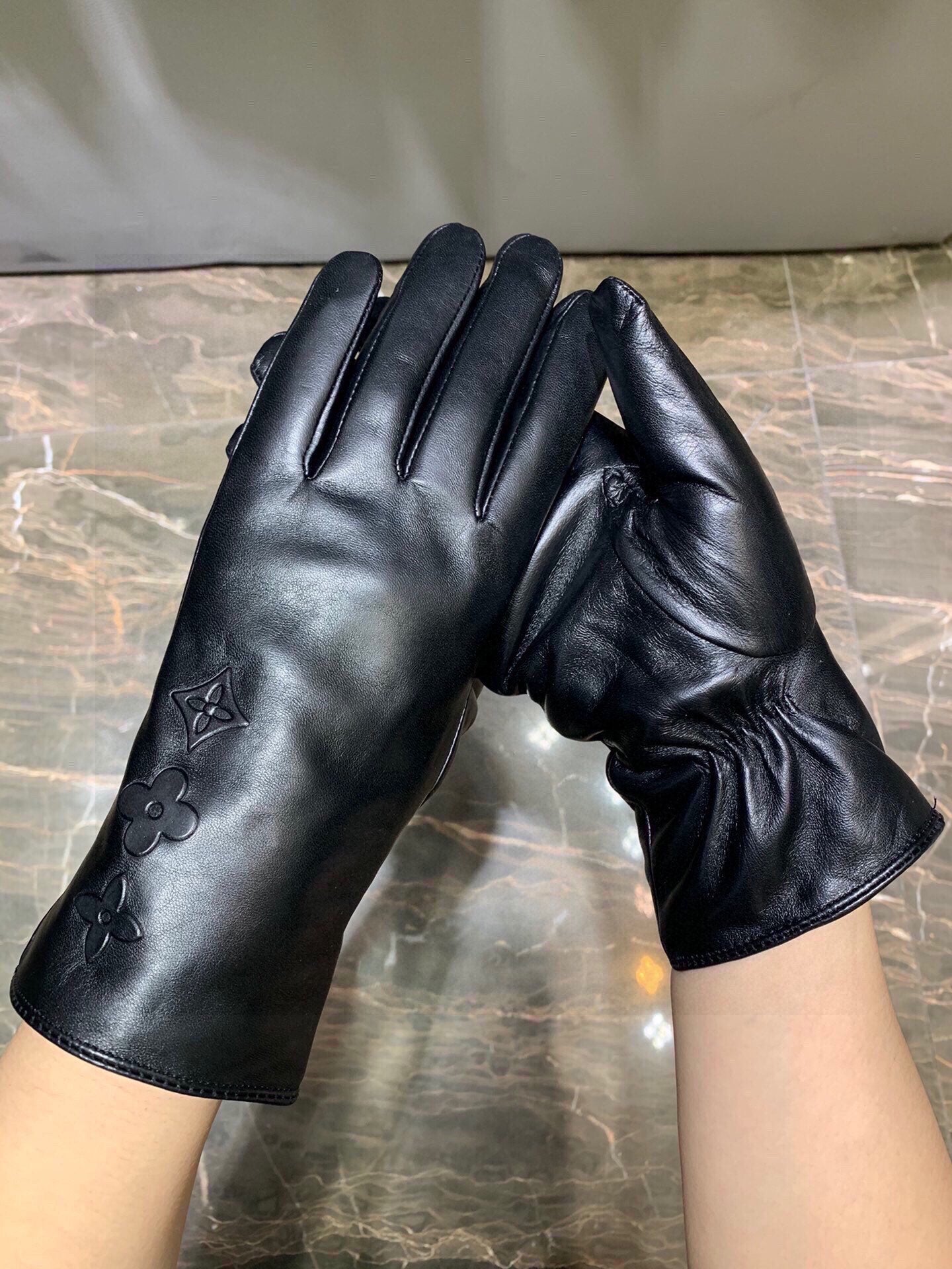 GLOVES IN BLACK EMBOSSED LAMBSKIN 465060 - M