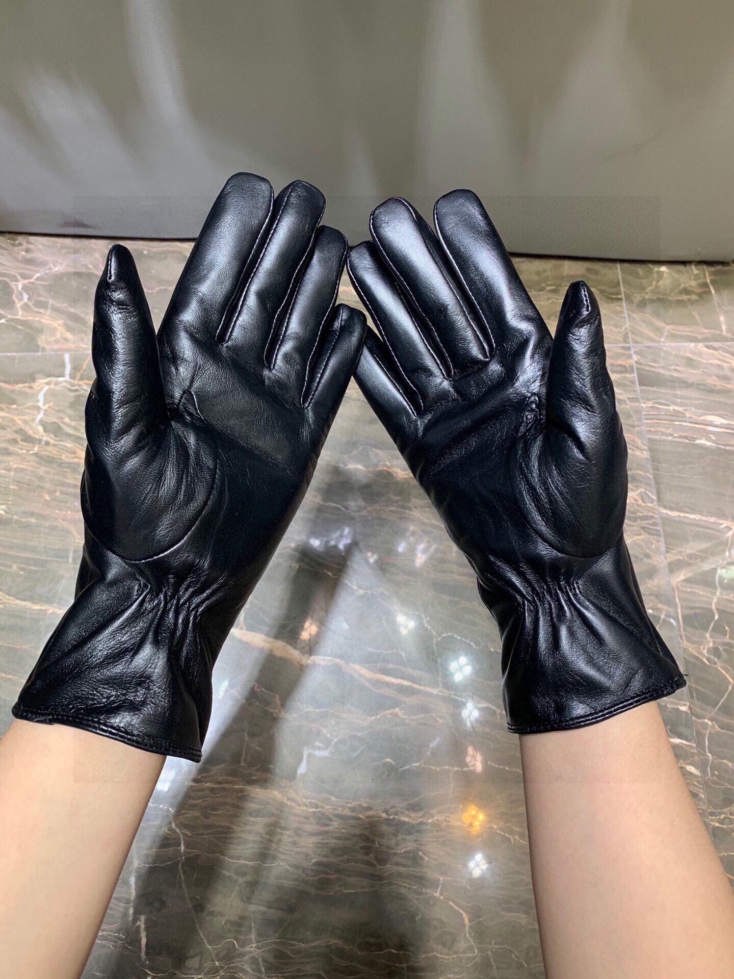 GLOVES IN BLACK EMBOSSED LAMBSKIN 465060 - M