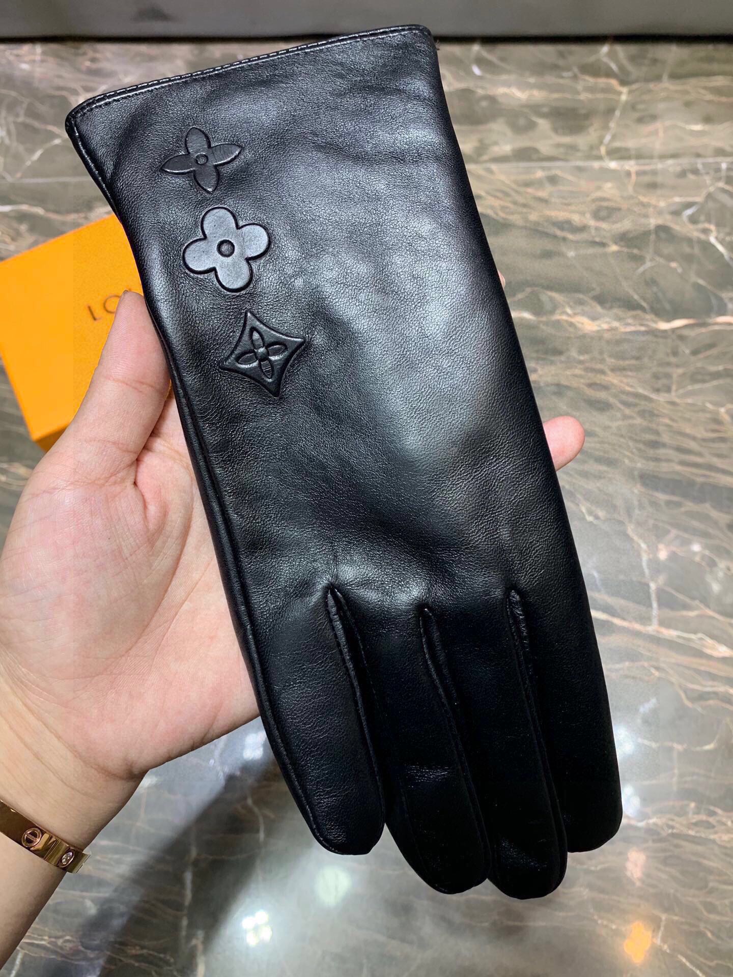GLOVES IN BLACK EMBOSSED LAMBSKIN 465060 - M