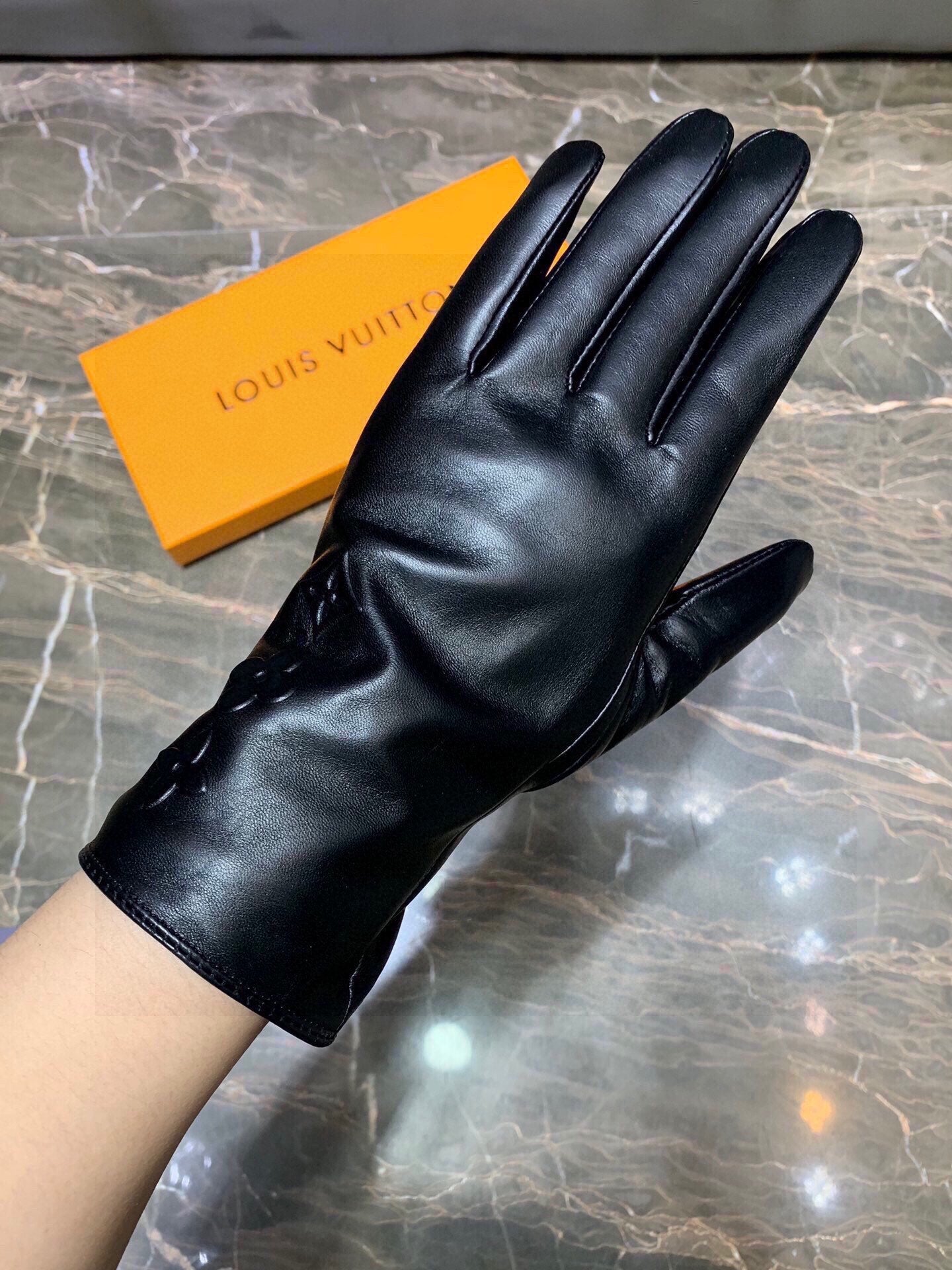 GLOVES IN BLACK EMBOSSED LAMBSKIN 465060 - M