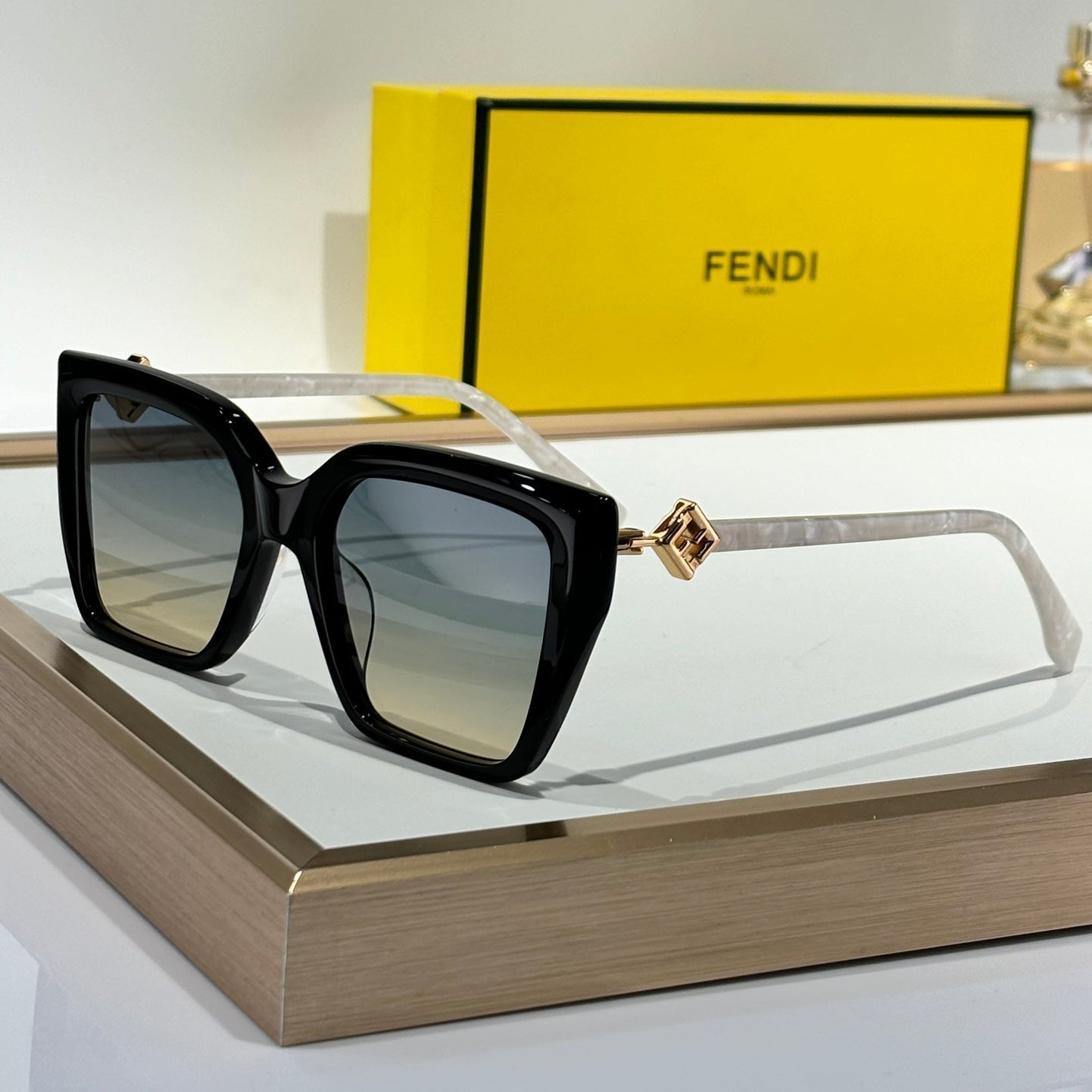 FF DIAMONDS SQUARE FRAME SUNGLASSES FE40161 IN ACETATE - Beige