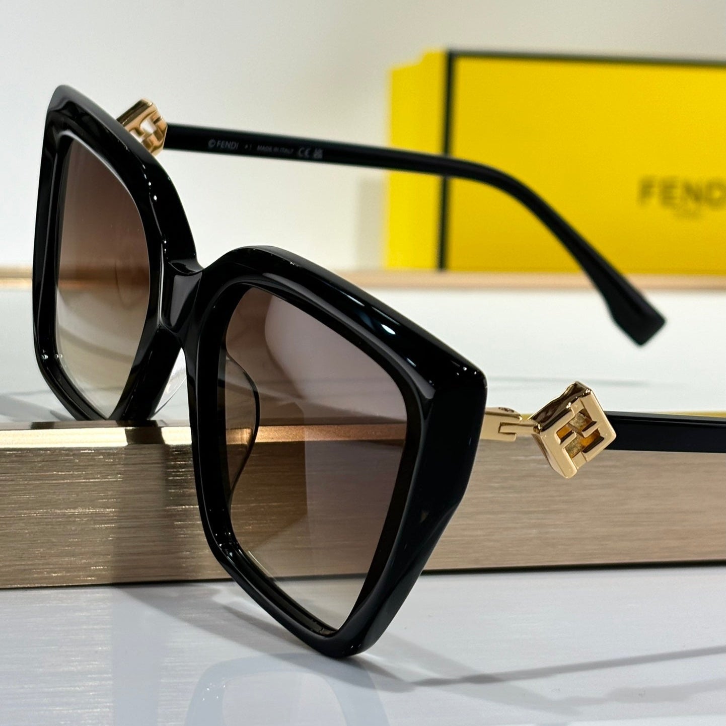 FF DIAMONDS SQUARE FRAME SUNGLASSES FE40161 IN ACETATE - Beige