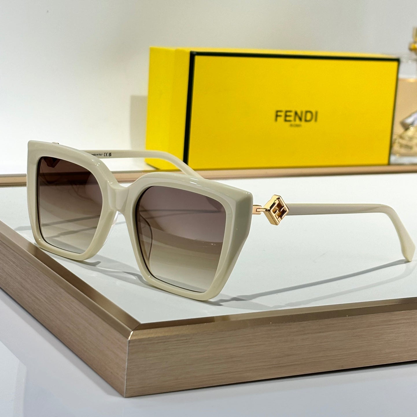 FF DIAMONDS SQUARE FRAME SUNGLASSES FE40161 IN ACETATE - Beige