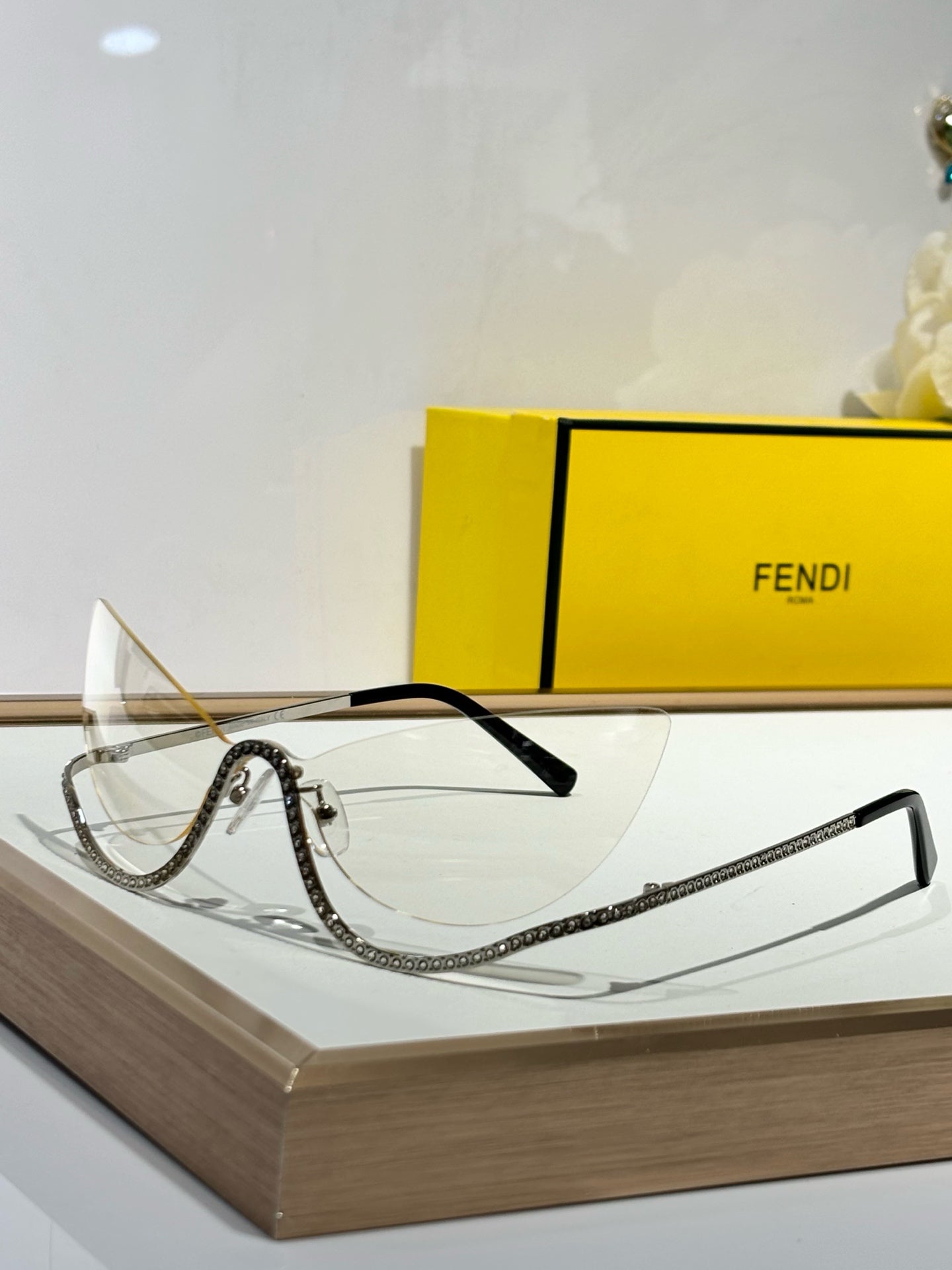 CRYSTAL STUDDED CAT-EYE FRAME SUNGLASSES FE40158 IN METAL - Light brown