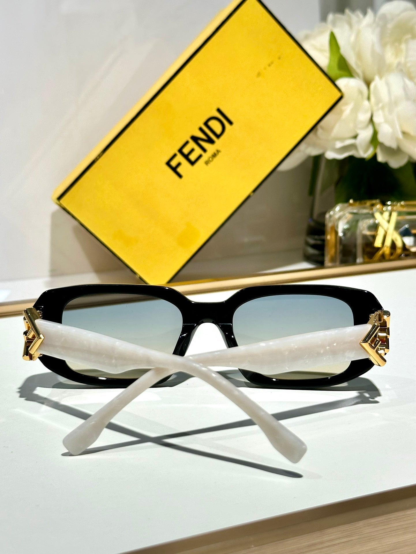 ROMA RECTANGULAR FRAME SUNGLASSES FE40151U IN ACETATE - Brown