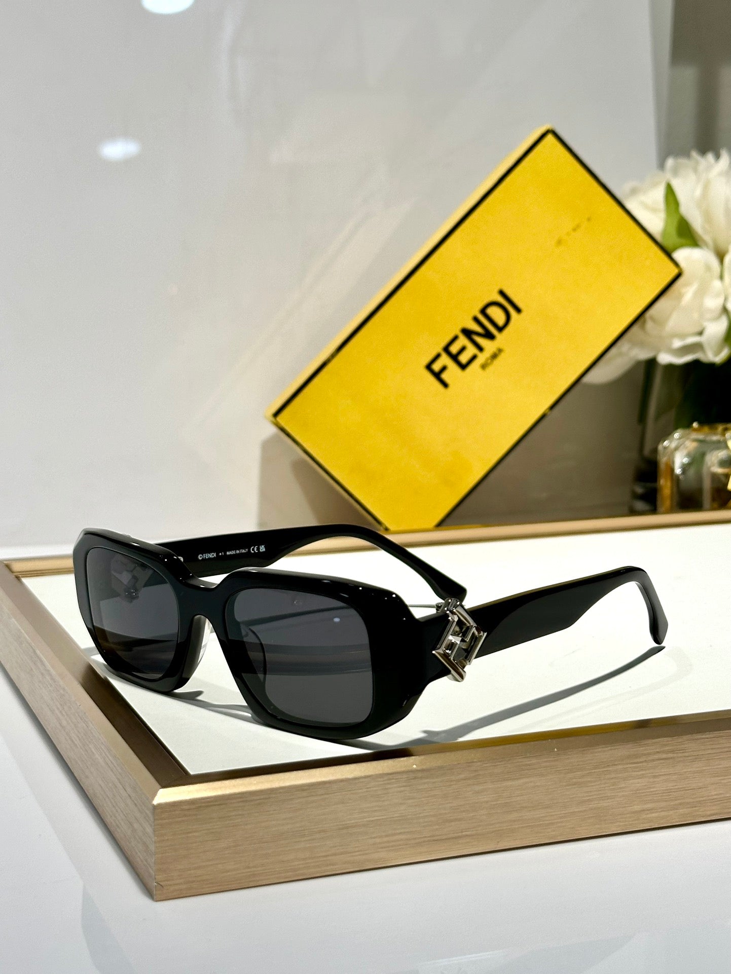 ROMA RECTANGULAR FRAME SUNGLASSES FE40151U IN ACETATE - Brown