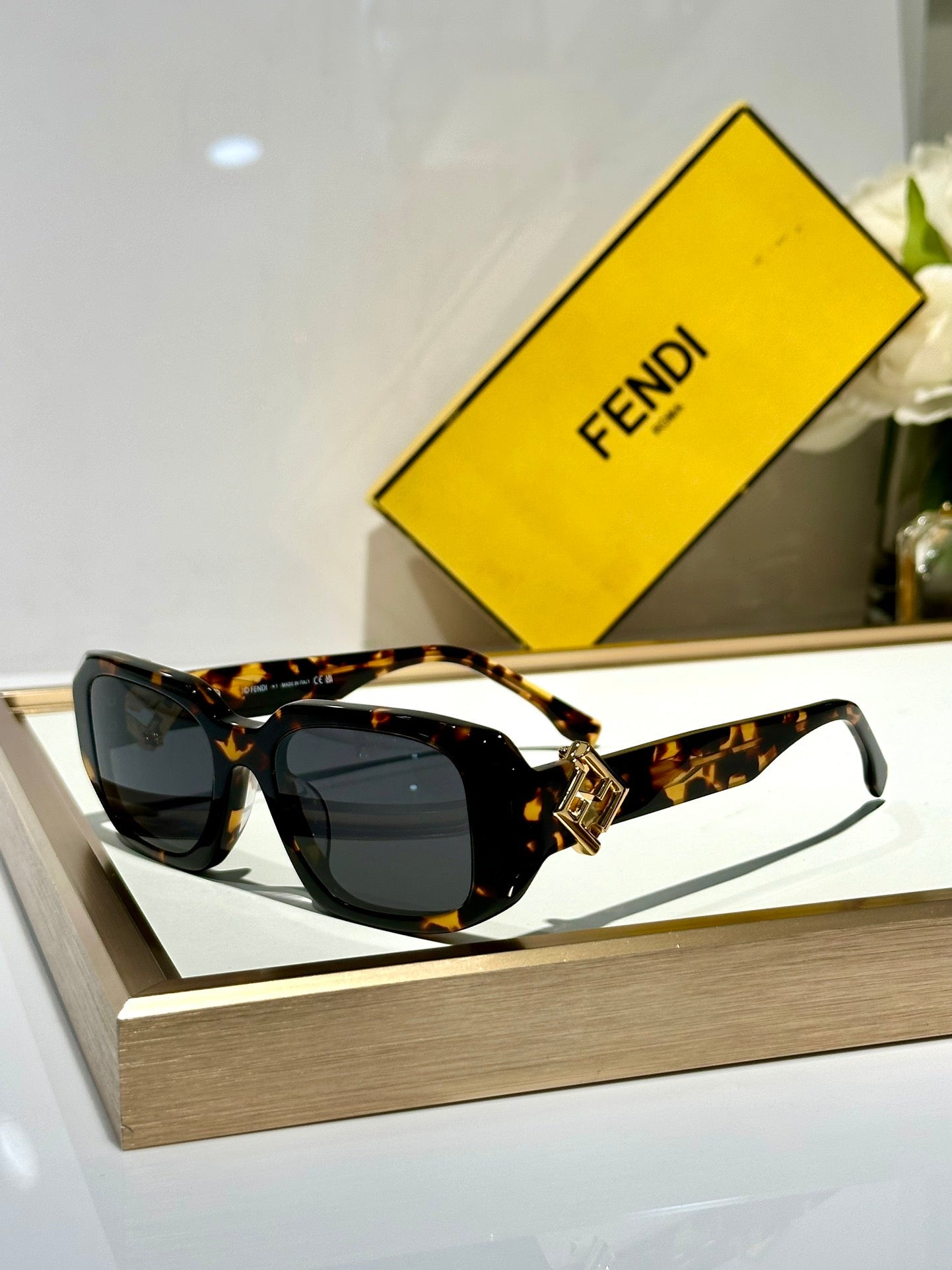 ROMA RECTANGULAR FRAME SUNGLASSES FE40151U IN ACETATE - Brown
